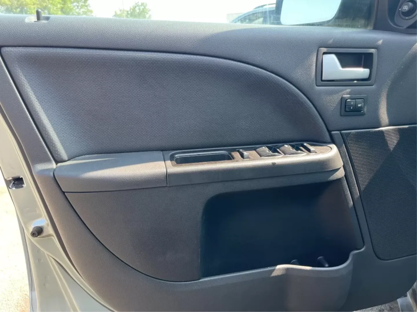 2007 Mercury Montego Premier (1MEHM42167G) with an Duratec 3L V-6 DOHC engine, located at 1230 East Main St, Xenia, OH, 45385, (937) 908-9800, 39.688026, -83.910172 - **Experience Comfort and Style with the 2007 Mercury Montego - Perfect for Your Next Adventure!**<br /> <br /> Are you ready to elevate your daily commute or embark on a weekend getaway? The 2007 Mercury Montego, available at Advantage Car and Credit in Xenia, OH, is designed to meet your lifestyle - Photo#18