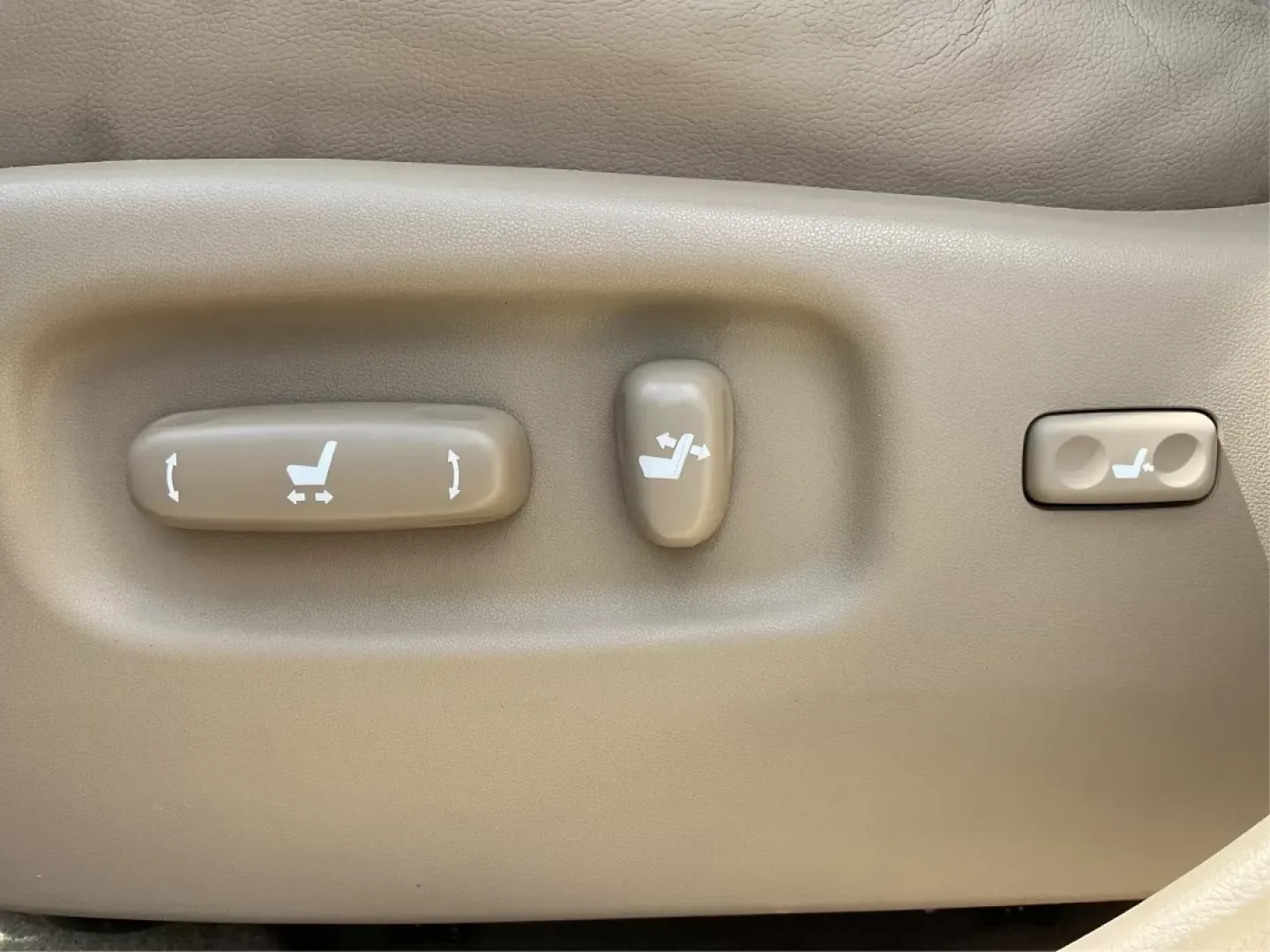 2008 Toyota Highlander Sport (JTEES43A082) with an 3.5L V-6 DOHC engine, located at 1099 N County Rd 25A, Troy, OH, 45373, (937) 908-9800, 40.057079, -84.212883 - ### Discover Your Next Adventure with the 2008 Toyota Highlander Sport<br /> <br /> Are you ready to elevate your family outings or weekend getaways? The 2008 Toyota Highlander Sport is the perfect companion for those who seek both comfort and capability. This SUV is designed to accommodate growing - Photo#16