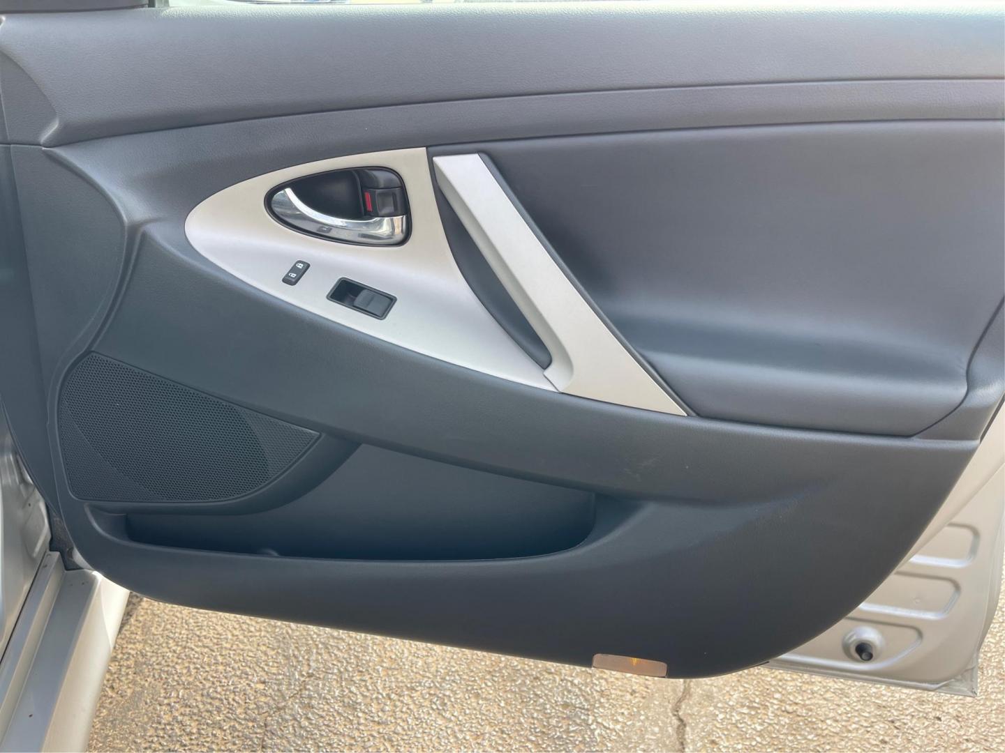 2009 Toyota Camry SE V6 (4T1BK46K39U) with an 3.5L V-6 DOHC engine, located at 401 Woodman Dr, Riverside, OH, 45431, (937) 908-9800, 39.760899, -84.123421 - 2009 Toyota Camry SE V6 - Photo#19