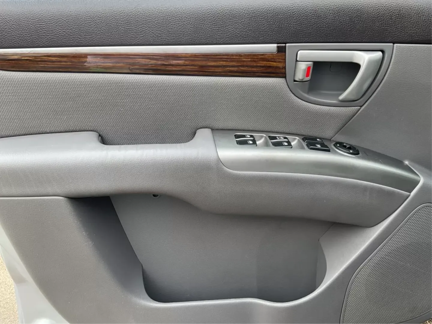 2010 Hyundai Santa Fe GLS (5NMSG3AB3AH) with an 2.4L I-4 DOHC engine, located at 1099 N County Rd 25A, Troy, OH, 45373, (937) 908-9800, 40.057079, -84.212883 - ### Discover Your Next Adventure with the 2010 Hyundai Santa Fe GLS at Advantage Car and Credit!<br /> <br /> Are you looking for a dependable vehicle that can comfortably accommodate your growing family or offer you a reliable partner for weekend adventures? Look no further than this stunning **201 - Photo#17