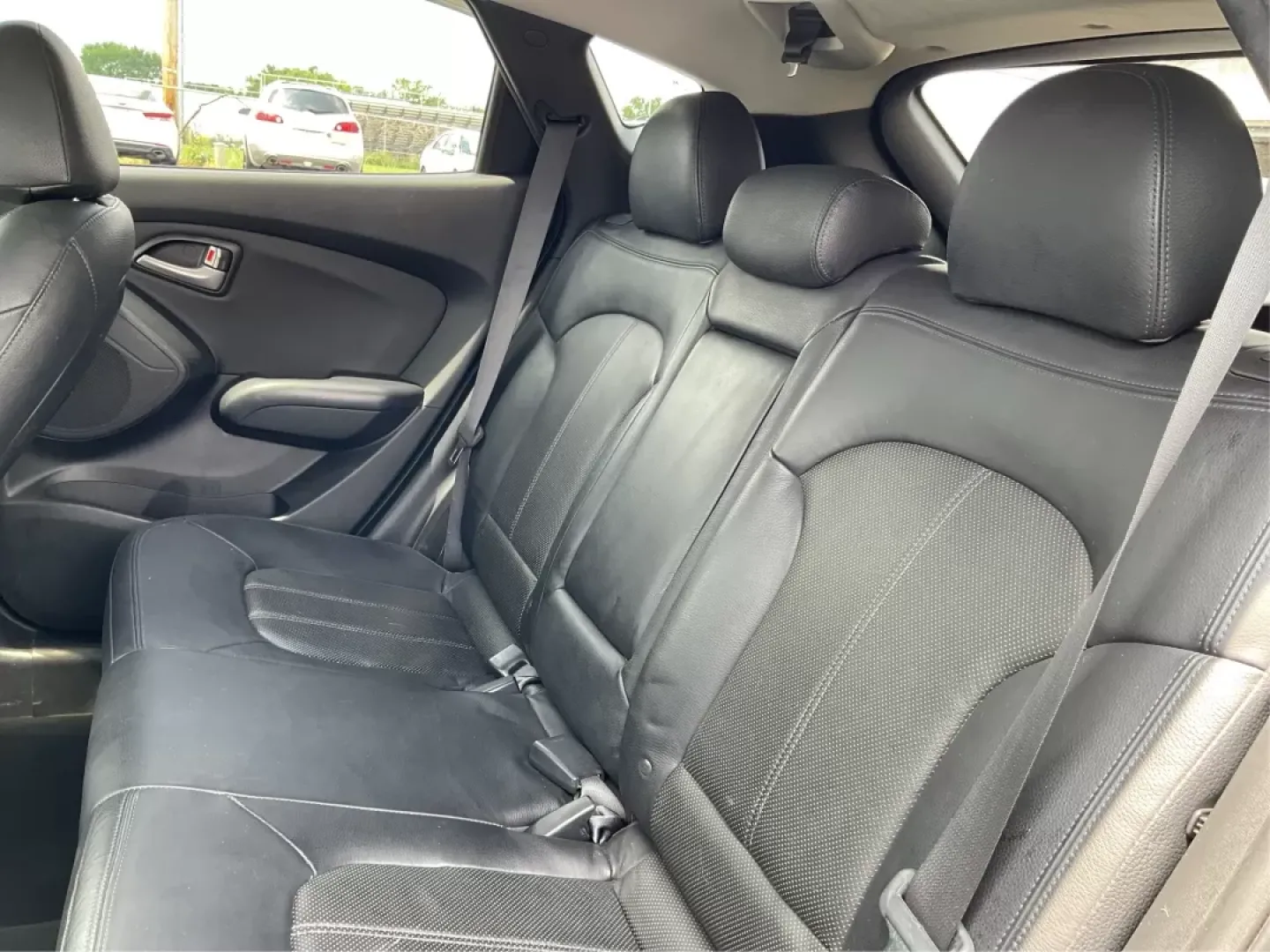 2010 Hyundai Tucson Limited (KM8JUCAC0AU) with an Theta II 2.4L I-4 DOHC engine, located at 4508 South Dixie Dr, Moraine, OH, 45439, (937) 908-9800, 39.689976, -84.218452 - **Adventure Awaits with the 2010 Hyundai Tucson Limited at Advantage Car and Credit!**<br /> <br /> Are you ready to embark on new adventures with your family or explore the great outdoors? The 2010 Hyundai Tucson Limited is the perfect companion for anyone who craves versatility and comfort-ideal f - Photo#10
