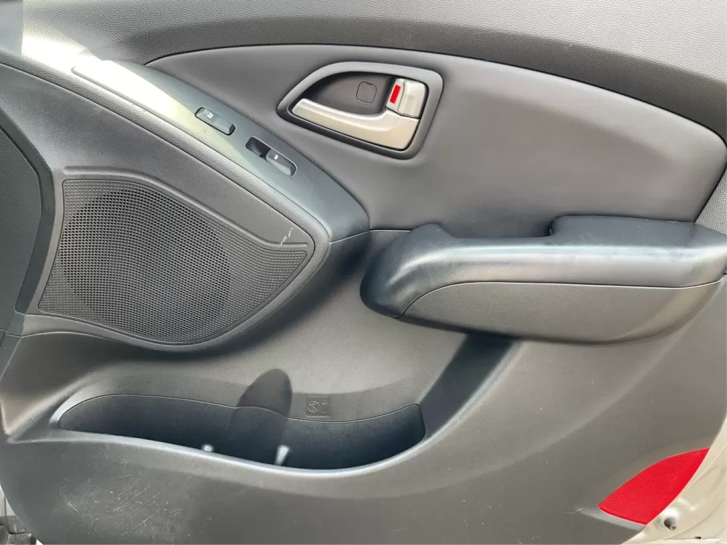 2010 Hyundai Tucson Limited (KM8JUCAC0AU) with an Theta II 2.4L I-4 DOHC engine, located at 4508 South Dixie Dr, Moraine, OH, 45439, (937) 908-9800, 39.689976, -84.218452 - **Adventure Awaits with the 2010 Hyundai Tucson Limited at Advantage Car and Credit!**<br /> <br /> Are you ready to embark on new adventures with your family or explore the great outdoors? The 2010 Hyundai Tucson Limited is the perfect companion for anyone who craves versatility and comfort-ideal f - Photo#19