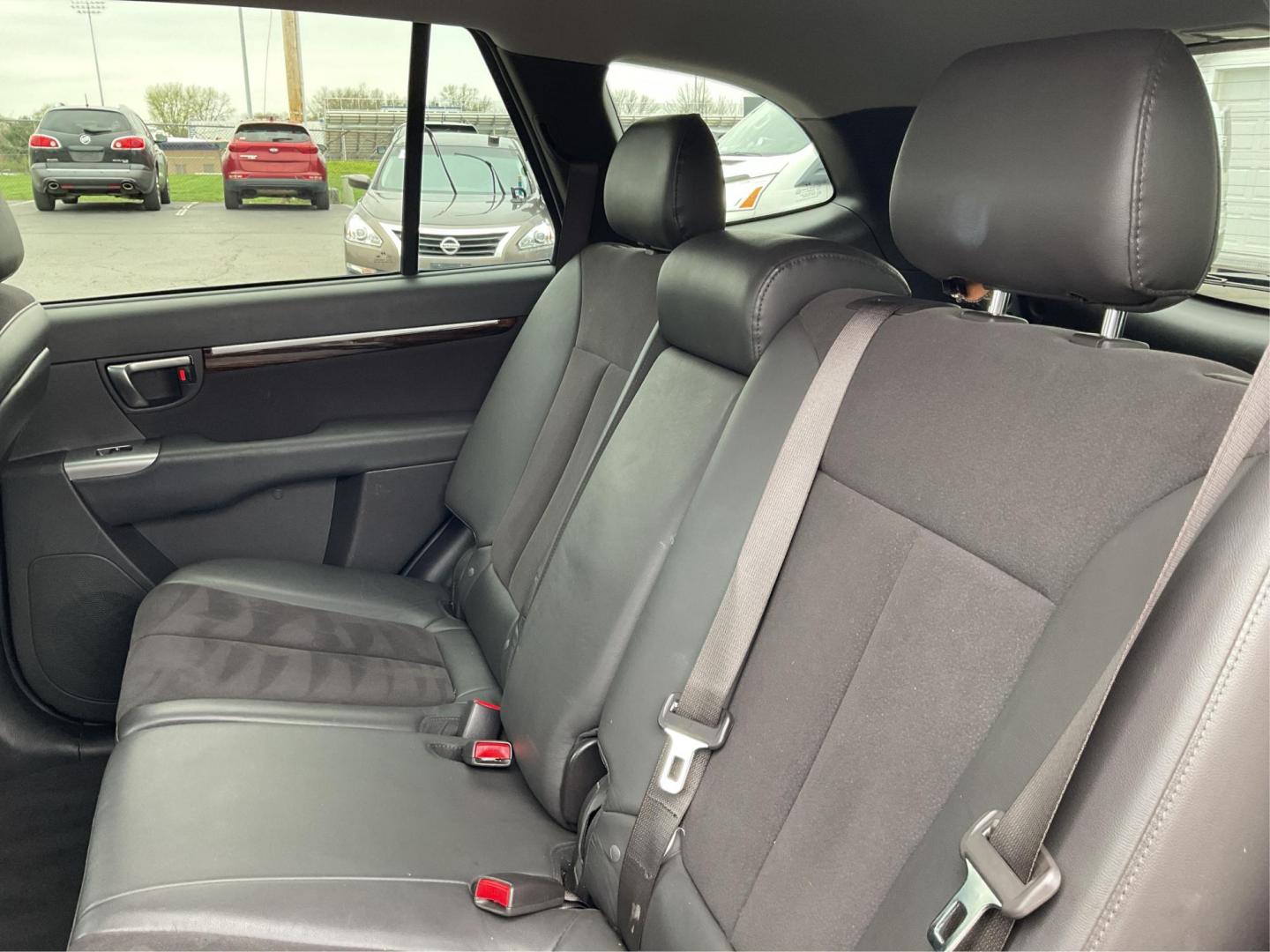 2011 Hyundai Santa Fe SE (5XYZHDAG5BG) with an 3.5L V-6 DOHC engine, located at 401 Woodman Dr, Riverside, OH, 45431, (937) 908-9800, 39.760899, -84.123421 - 2011 Hyundai Santa Fe SE - Photo#9