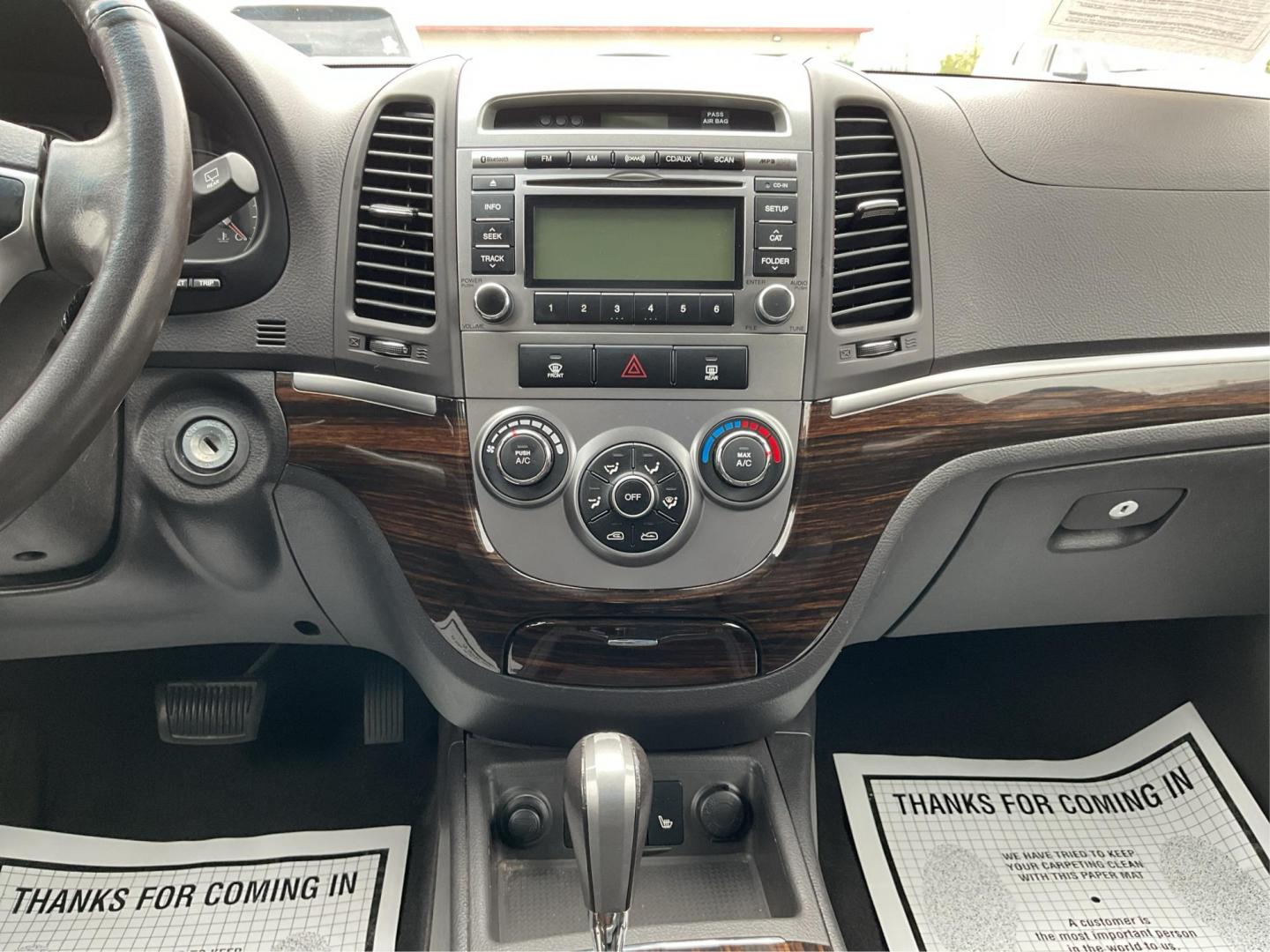 2011 Hyundai Santa Fe SE (5XYZHDAG5BG) with an 3.5L V-6 DOHC engine, located at 401 Woodman Dr, Riverside, OH, 45431, (937) 908-9800, 39.760899, -84.123421 - 2011 Hyundai Santa Fe SE - Photo#12