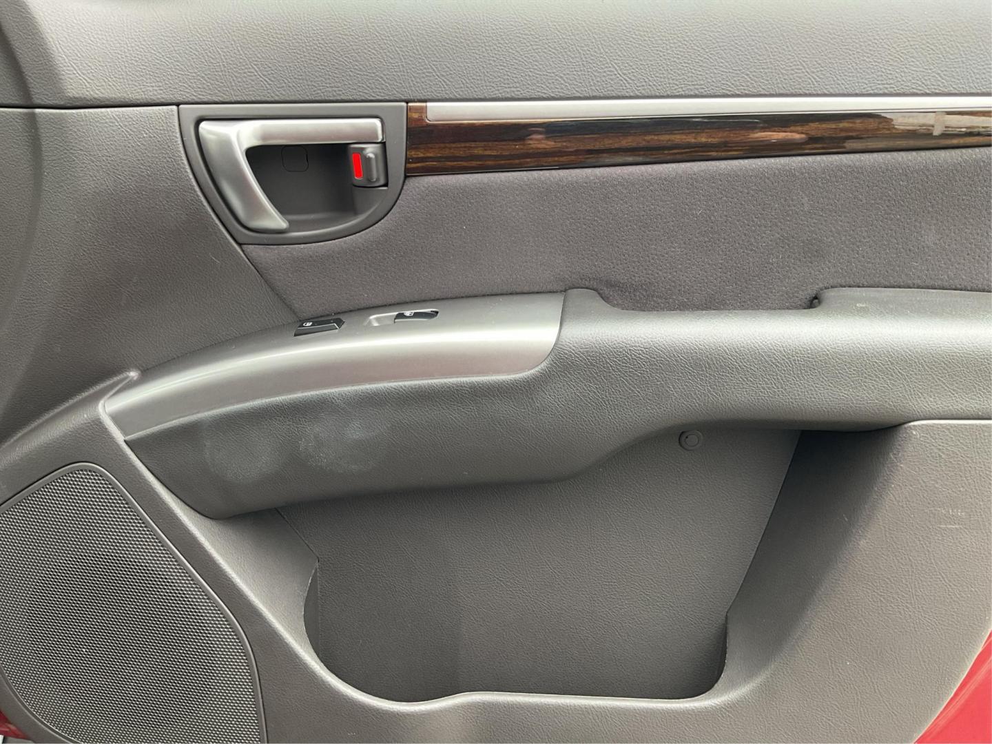 2011 Hyundai Santa Fe SE (5XYZHDAG5BG) with an 3.5L V-6 DOHC engine, located at 401 Woodman Dr, Riverside, OH, 45431, (937) 908-9800, 39.760899, -84.123421 - 2011 Hyundai Santa Fe SE - Photo#18