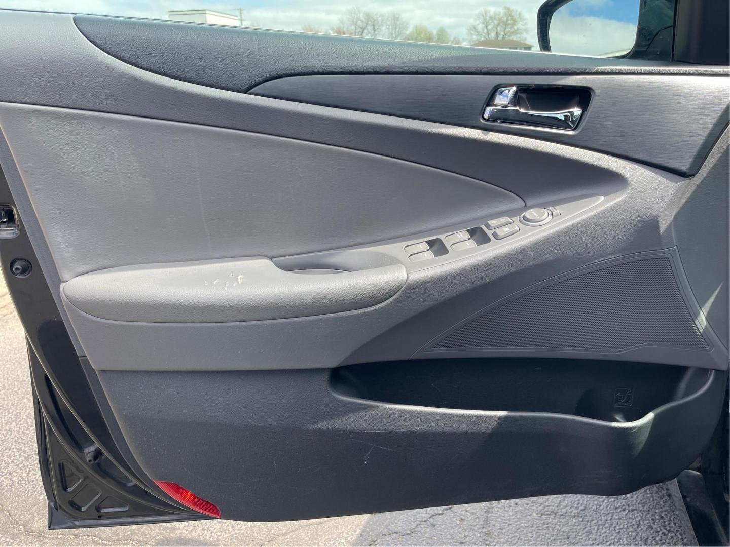 2011 Hyundai Sonata GLS Auto (5NPEB4AC5BH) with an 2.4L L4 DOHC 16V engine, 6-Speed Automatic transmission, located at 8750 N County Rd 25A, Piqua, OH, 45356, (937) 908-9800, 40.164391, -84.232513 - 2011 Hyundai Sonata GLS Auto - Photo#17