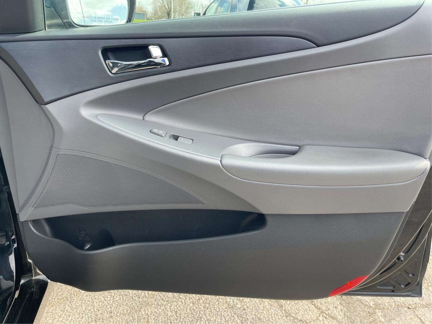 2011 Hyundai Sonata GLS Auto (5NPEB4AC5BH) with an 2.4L L4 DOHC 16V engine, 6-Speed Automatic transmission, located at 8750 N County Rd 25A, Piqua, OH, 45356, (937) 908-9800, 40.164391, -84.232513 - 2011 Hyundai Sonata GLS Auto - Photo#18