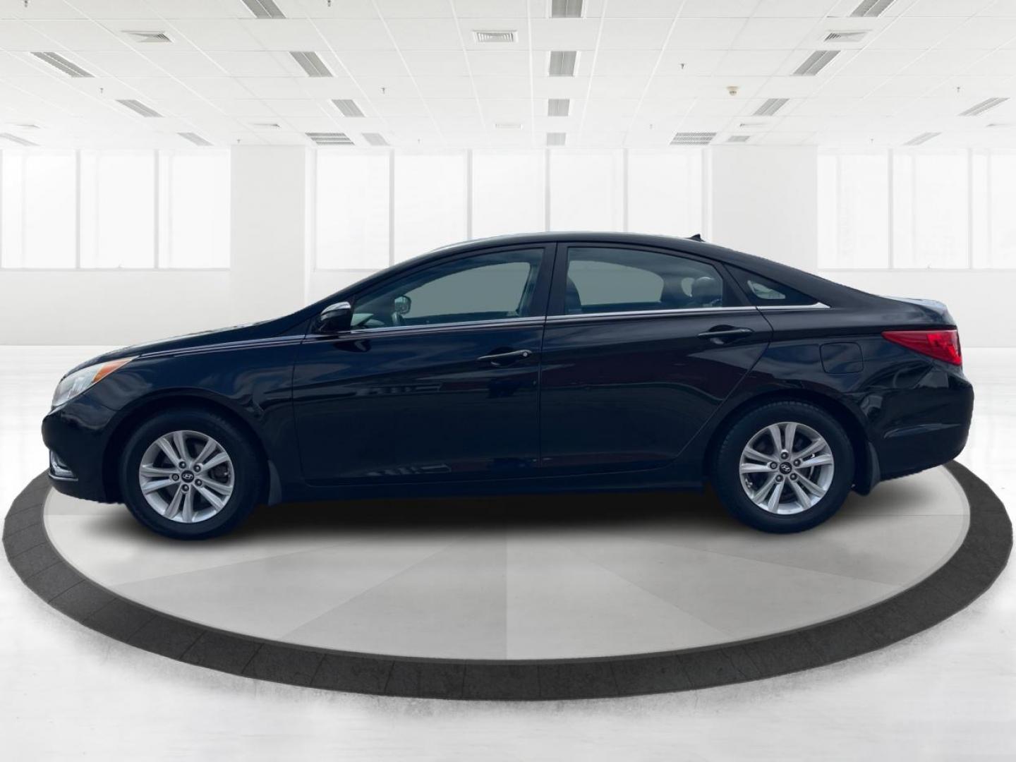 2011 Hyundai Sonata GLS Auto (5NPEB4AC5BH) with an 2.4L L4 DOHC 16V engine, 6-Speed Automatic transmission, located at 8750 N County Rd 25A, Piqua, OH, 45356, (937) 908-9800, 40.164391, -84.232513 - 2011 Hyundai Sonata GLS Auto - Photo#5