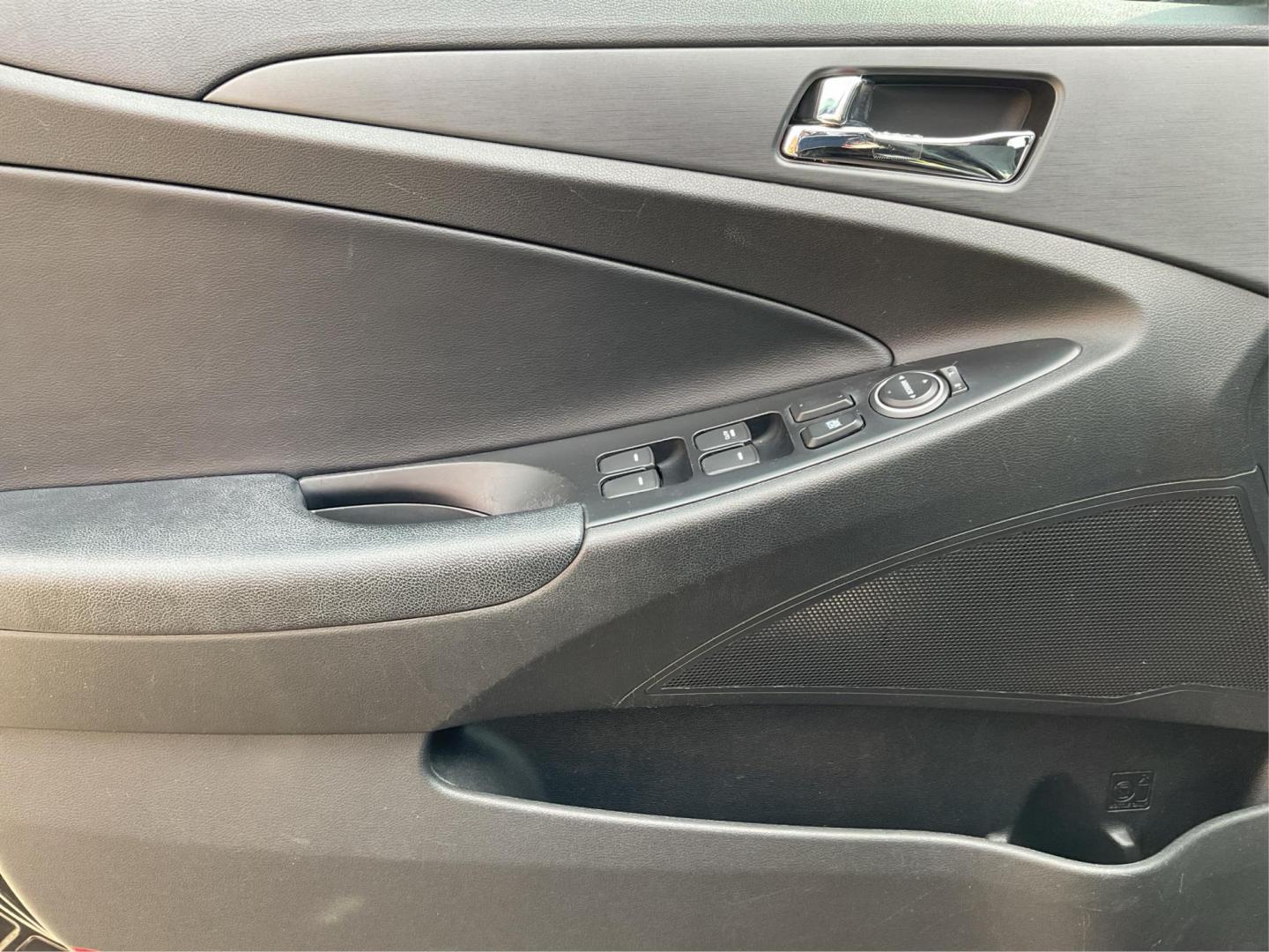 2011 Hyundai Sonata SE (5NPEC4AC5BH) with an 2.4L I-4 gasoline direct injection engine, located at 401 Woodman Dr, Riverside, OH, 45431, (937) 908-9800, 39.760899, -84.123421 - 2011 Hyundai Sonata SE - Photo#17