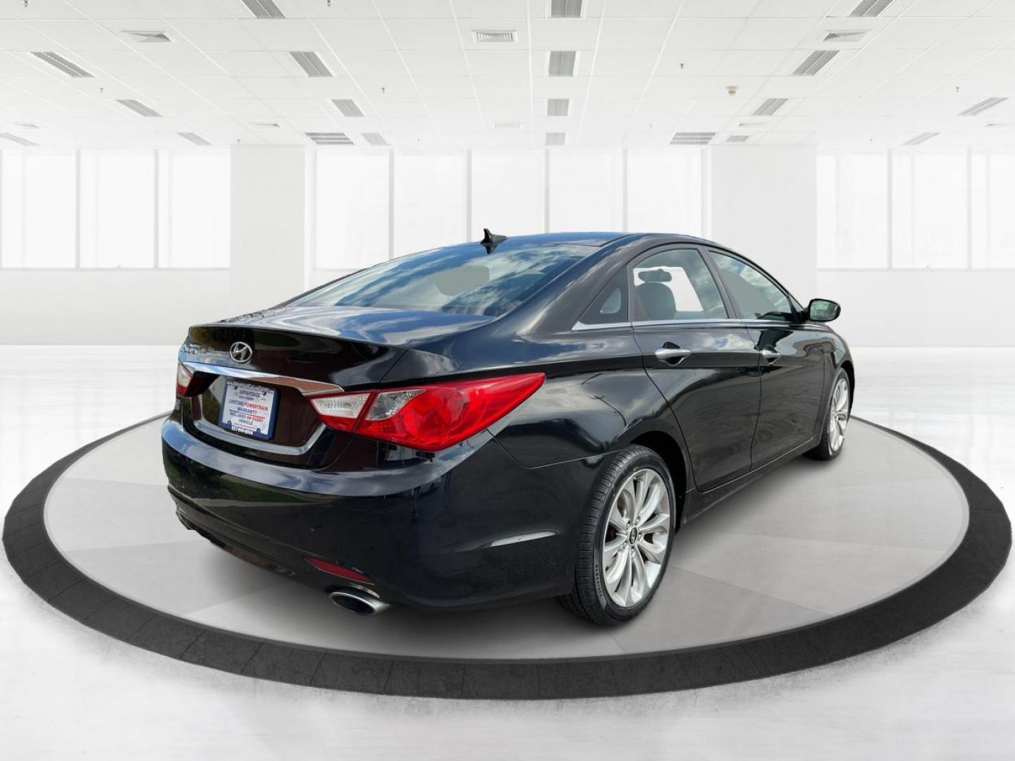 2011 Hyundai Sonata SE (5NPEC4AC5BH) with an 2.4L I-4 gasoline direct injection engine, located at 401 Woodman Dr, Riverside, OH, 45431, (937) 908-9800, 39.760899, -84.123421 - 2011 Hyundai Sonata SE - Photo#2