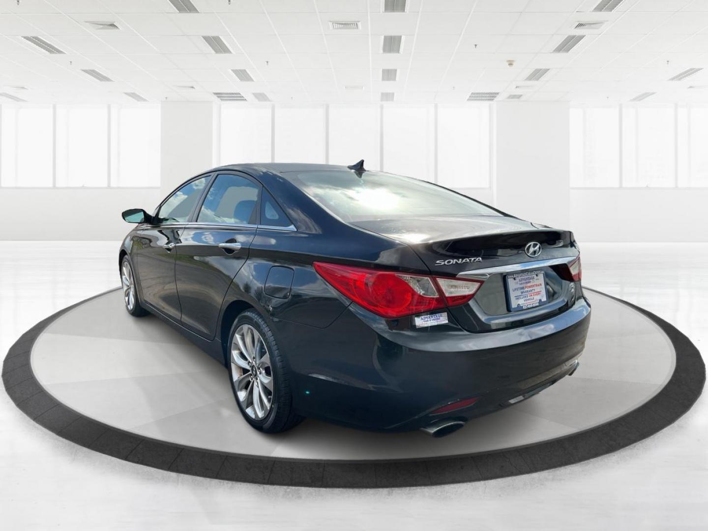 2011 Hyundai Sonata SE (5NPEC4AC5BH) with an 2.4L I-4 gasoline direct injection engine, located at 401 Woodman Dr, Riverside, OH, 45431, (937) 908-9800, 39.760899, -84.123421 - 2011 Hyundai Sonata SE - Photo#4