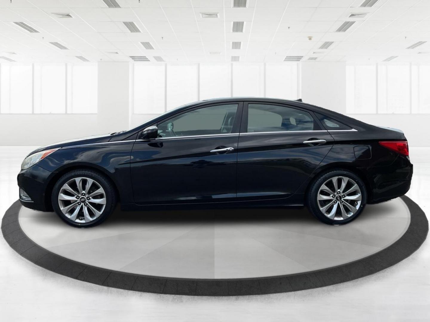 2011 Hyundai Sonata SE (5NPEC4AC5BH) with an 2.4L I-4 gasoline direct injection engine, located at 401 Woodman Dr, Riverside, OH, 45431, (937) 908-9800, 39.760899, -84.123421 - 2011 Hyundai Sonata SE - Photo#5