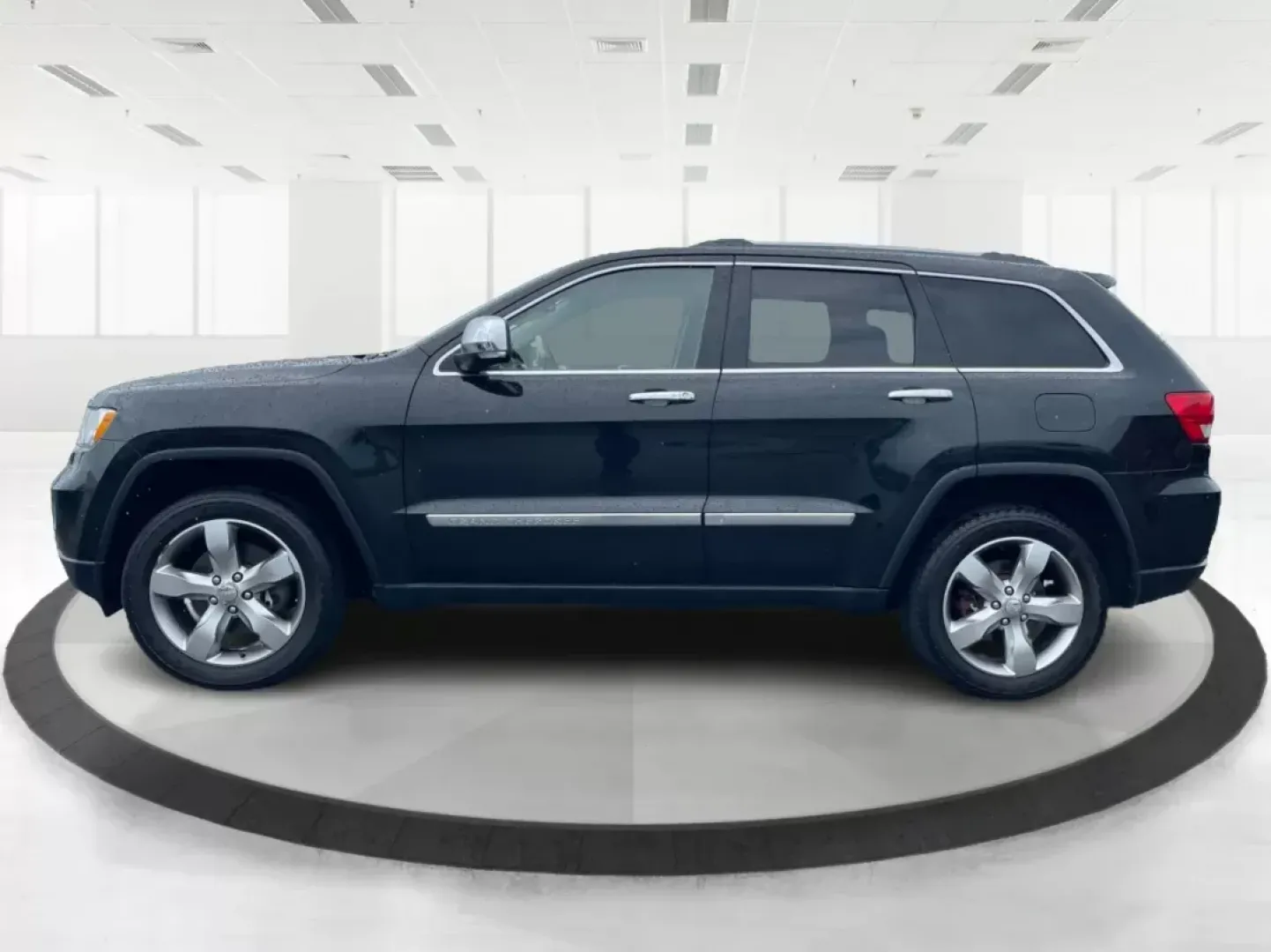 2011 Jeep Grand Cherokee Overland (1J4RR6GT7BC) with an Other engine, located at 8750 N County Rd 25A, Piqua, OH, 45356, (937) 908-9800, 40.164391, -84.232513 - **Elevate Your Adventures with the 2011 Jeep Grand Cherokee Overland at Advantage Car and Credit!**<br /> <br /> Are you ready to take your family on unforgettable weekend getaways while having the peace of mind that comes with a dependable vehicle? Look no further than this stunning 2011 Jeep Grand - Photo#5