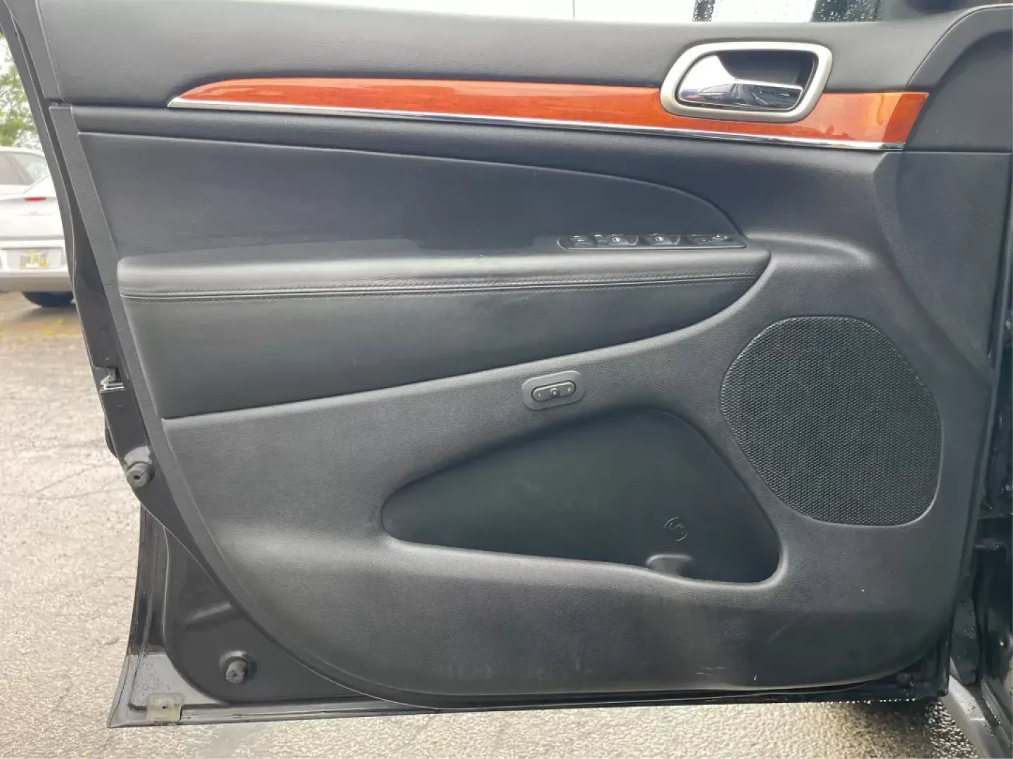 2011 Jeep Grand Cherokee Overland (1J4RR6GT7BC) with an Other engine, located at 8750 N County Rd 25A, Piqua, OH, 45356, (937) 908-9800, 40.164391, -84.232513 - **Elevate Your Adventures with the 2011 Jeep Grand Cherokee Overland at Advantage Car and Credit!**<br /> <br /> Are you ready to take your family on unforgettable weekend getaways while having the peace of mind that comes with a dependable vehicle? Look no further than this stunning 2011 Jeep Grand - Photo#18