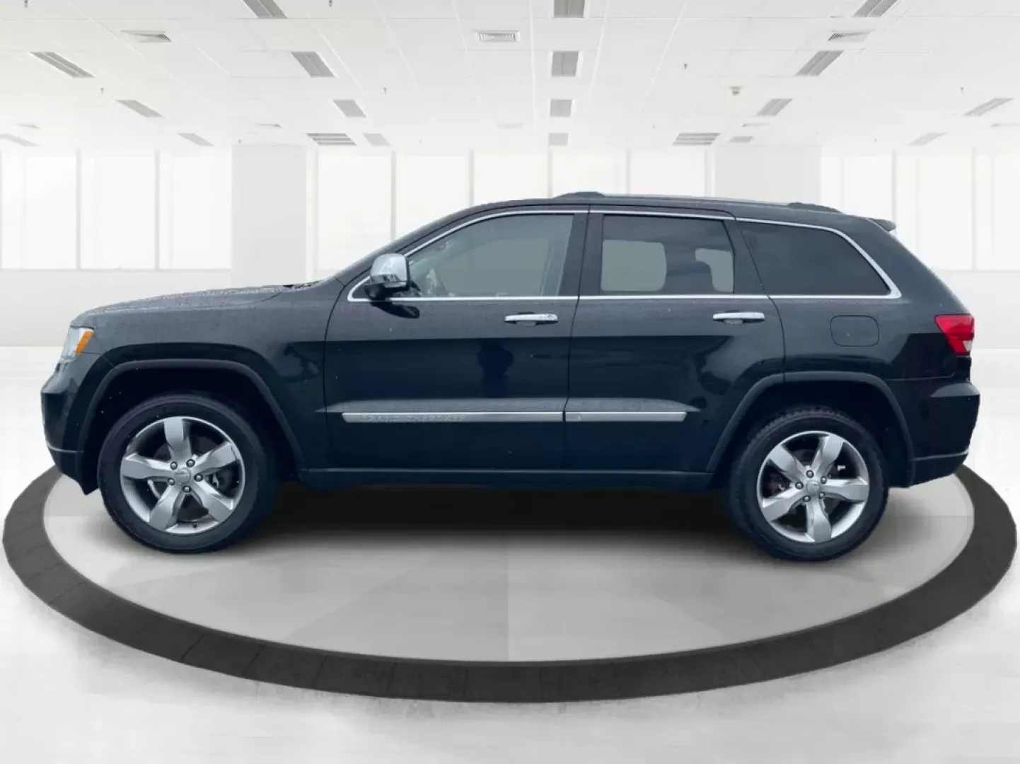 2011 Jeep Grand Cherokee Overland (1J4RR6GT7BC) with an Other engine, located at 8750 N County Rd 25A, Piqua, OH, 45356, (937) 908-9800, 40.164391, -84.232513 - Discover Your Next Adventure with the 2011 Jeep Grand Cherokee Overland<br /> <br /> Unleash your adventurous spirit with the 2011 Jeep Grand Cherokee Overland, available now at Advantage Car and Credit in Fairborn, OH. This rugged yet refined SUV is perfect for those who thrive on weekend escapes, - Photo#5