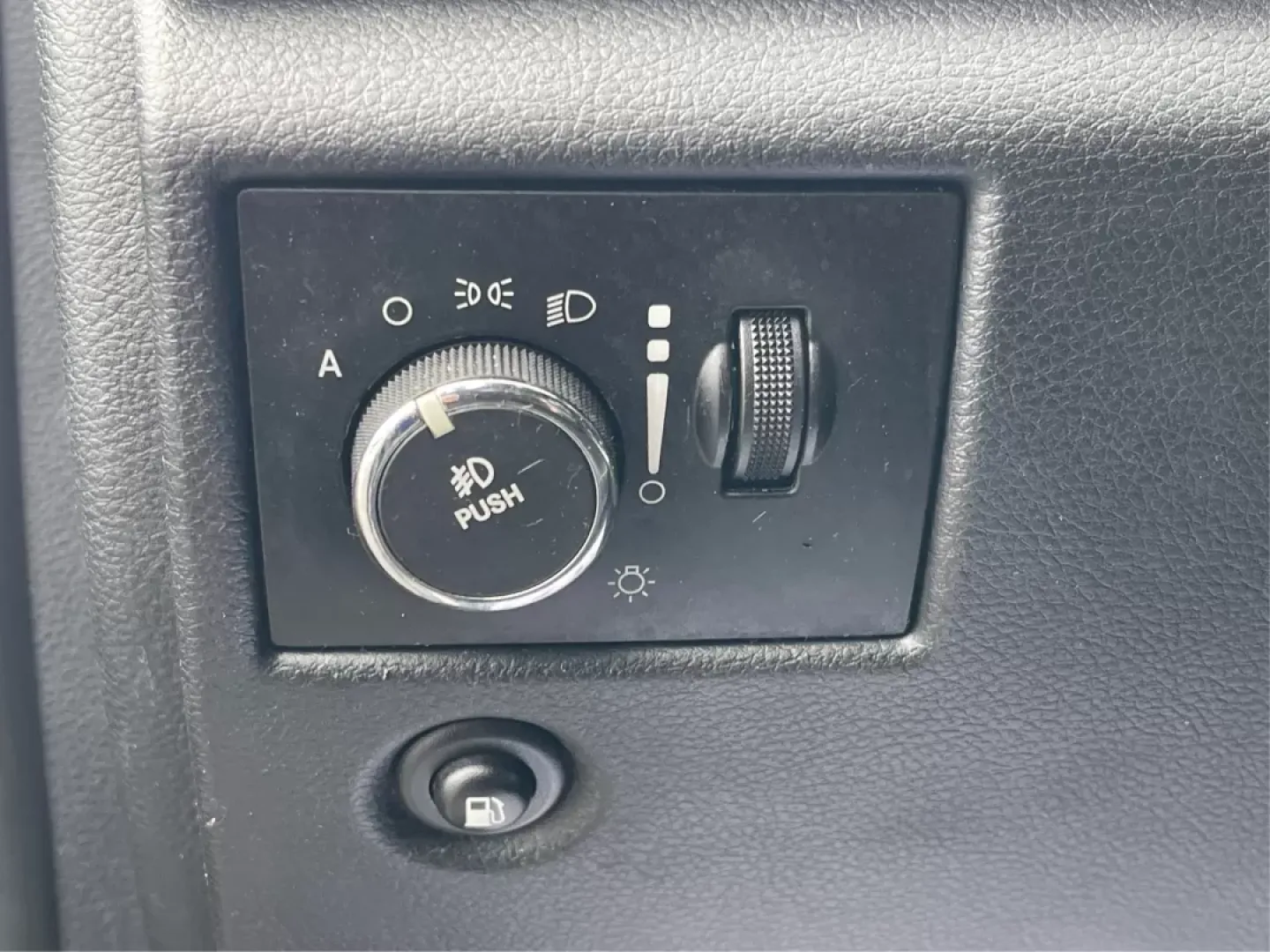 2011 Jeep Grand Cherokee Overland (1J4RR6GT7BC) with an Other engine, located at 8750 N County Rd 25A, Piqua, OH, 45356, (937) 908-9800, 40.164391, -84.232513 - Discover Your Next Adventure with the 2011 Jeep Grand Cherokee Overland<br /> <br /> Unleash your adventurous spirit with the 2011 Jeep Grand Cherokee Overland, available now at Advantage Car and Credit in Fairborn, OH. This rugged yet refined SUV is perfect for those who thrive on weekend escapes, - Photo#17