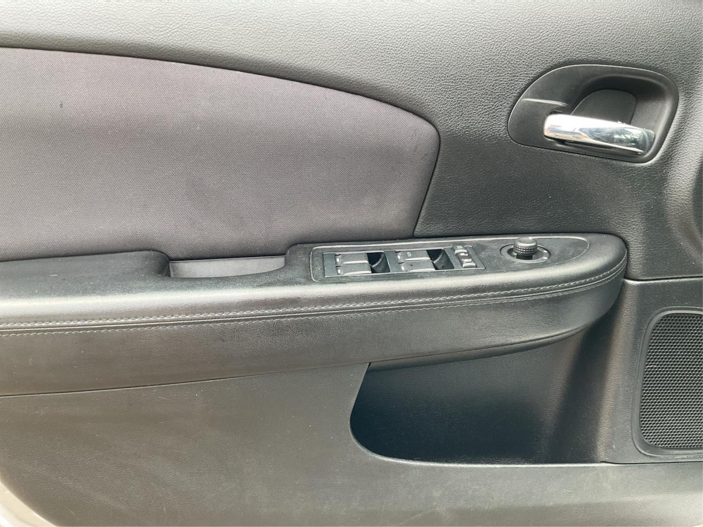 2012 Chrysler 200 LX (1C3CCBAB7CN) with an 2.4L L4 DOHC 16V engine, 6-Speed Automatic transmission, located at 1099 N County Rd 25A, Troy, OH, 45373, (937) 908-9800, 40.057079, -84.212883 - 2012 Chrysler 200 LX - Photo#17