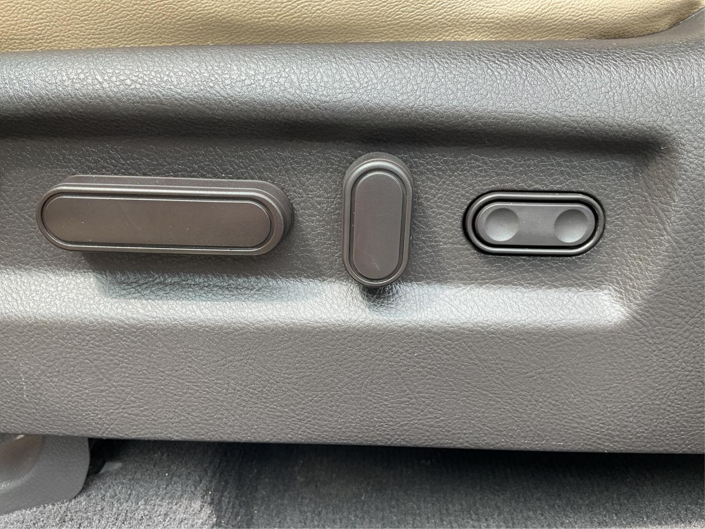 2012 Hyundai Santa Fe Limited V6 (5XYZKDAG5CG) with an 3.5L V-6 DOHC engine, located at 1230 East Main St, Xenia, OH, 45385, (937) 908-9800, 39.688026, -83.910172 - 2012 Hyundai Santa Fe Limited V6 - Photo#17