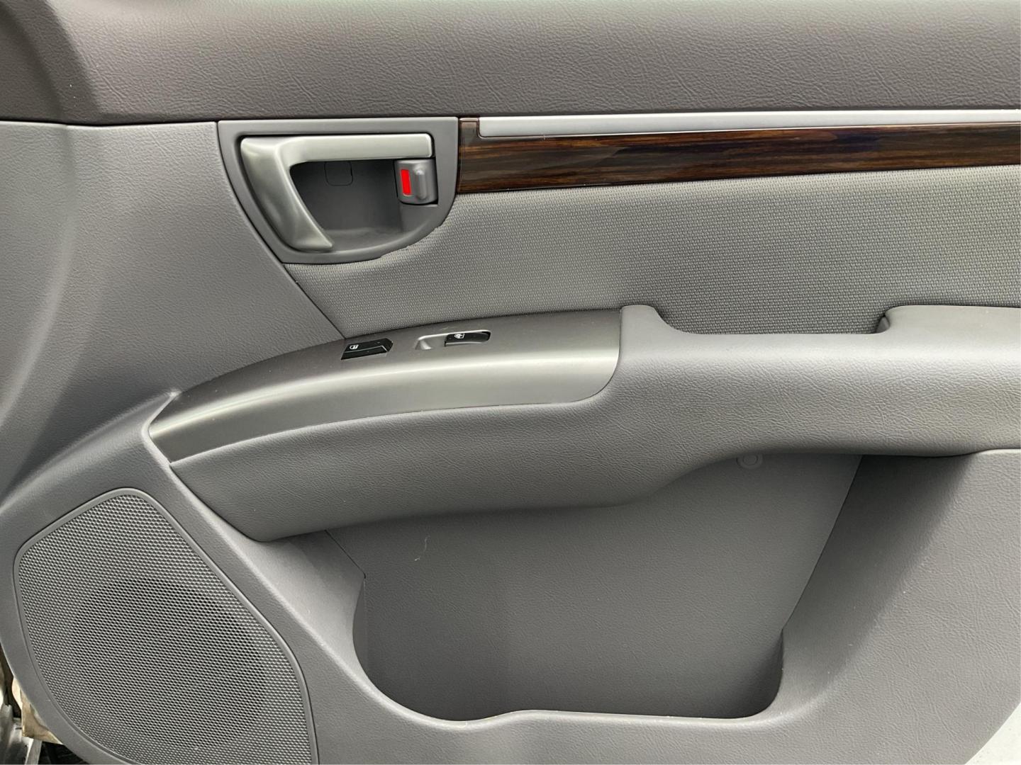 2012 Hyundai Santa Fe GLS (5XYZGDAB5CG) with an 2.4L I-4 DOHC engine, located at 1099 N County Rd 25A, Troy, OH, 45373, (937) 908-9800, 40.057079, -84.212883 - One Owner - Photo#17