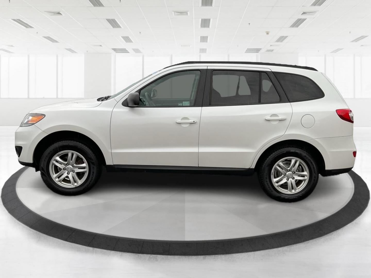 2012 Hyundai Santa Fe GLS (5XYZGDAB5CG) with an 2.4L I-4 DOHC engine, located at 1099 N County Rd 25A, Troy, OH, 45373, (937) 908-9800, 40.057079, -84.212883 - One Owner - Photo#5