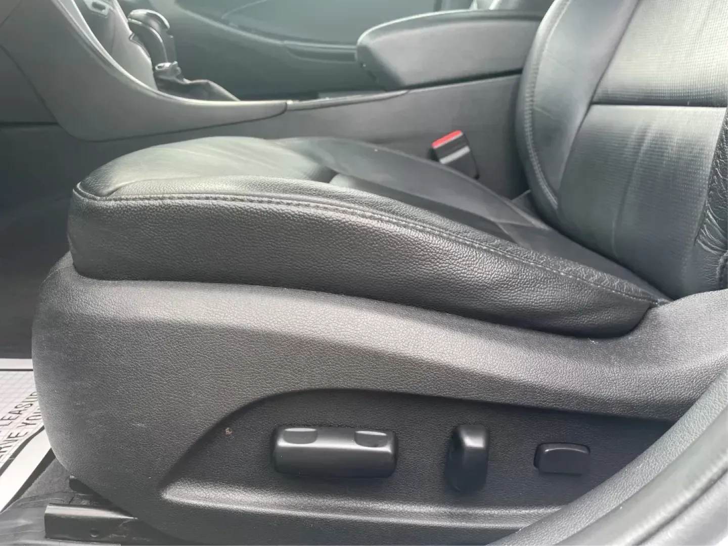 2012 Hyundai Sonata Limited (5NPEC4AC5CH) with an 2.4L I-4 gasoline direct injection engine, located at 1230 East Main St, Xenia, OH, 45385, (937) 908-9800, 39.688026, -83.910172 - One Owner - Photo#17