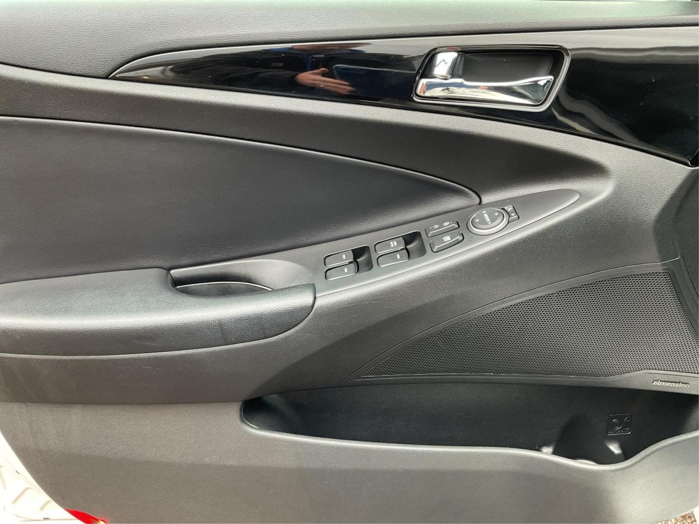 2012 Hyundai Sonata Limited 2.0T (5NPEC4AB7CH) with an 2L I-4 gasoline direct injection engine, located at 1184 Kauffman Ave, Fairborn, OH, 45324, (937) 908-9800, 39.807072, -84.030914 - 2012 Hyundai Sonata Limited 2.0T - Photo#17