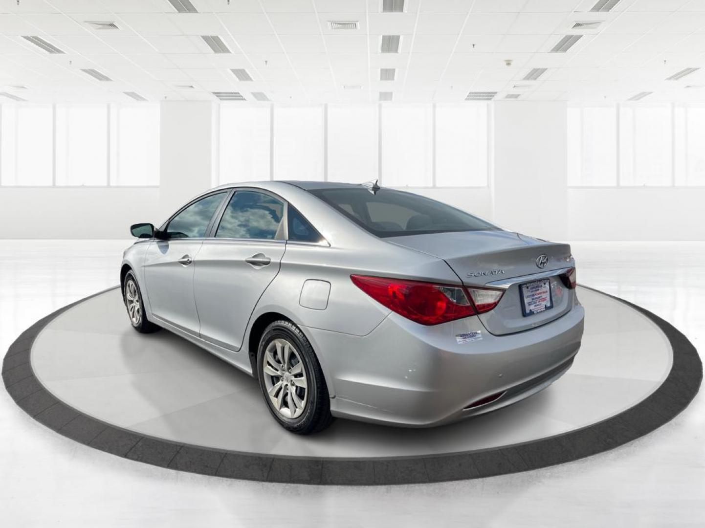 2012 Hyundai Sonata GLS Auto (5NPEB4AC0CH) with an 2.4L L4 DOHC 16V engine, 6-Speed Automatic transmission, located at 4508 South Dixie Dr, Moraine, OH, 45439, (937) 908-9800, 39.689976, -84.218452 - 2012 Hyundai Sonata GLS Auto - Photo#4