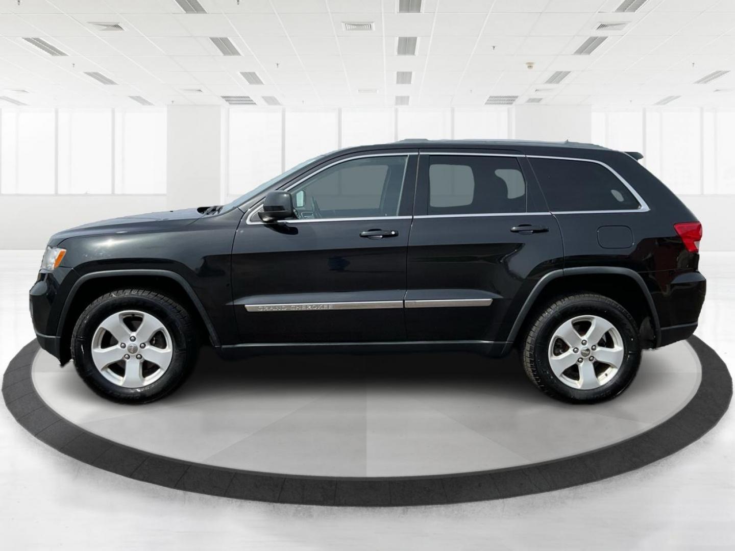 2012 Jeep Grand Cherokee Laredo (1C4RJFAG3CC) with an Other engine, located at 880 E. National Road, Vandalia, OH, 45377, (937) 908-9800, 39.891918, -84.183594 - 2012 Jeep Grand Cherokee Laredo - Photo#5