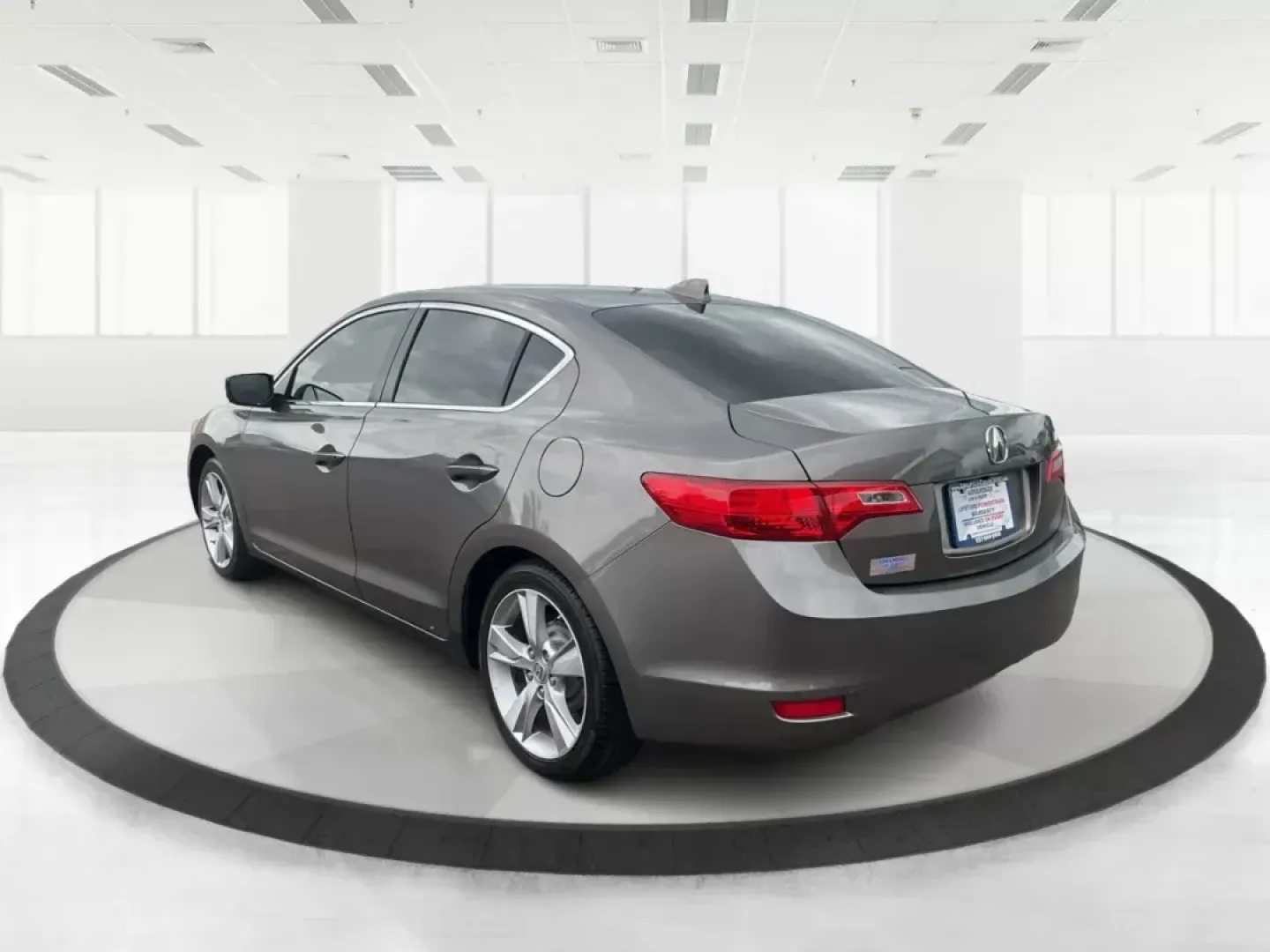 2013 Acura ILX 2.0L (19VDE1F7XDE) with an 2L I-4 i-VTEC variable valve control engine, located at 1230 East Main St, Xenia, OH, 45385, (937) 908-9800, 39.688026, -83.910172 - 2013 Acura ILX 2.0L - Photo#2