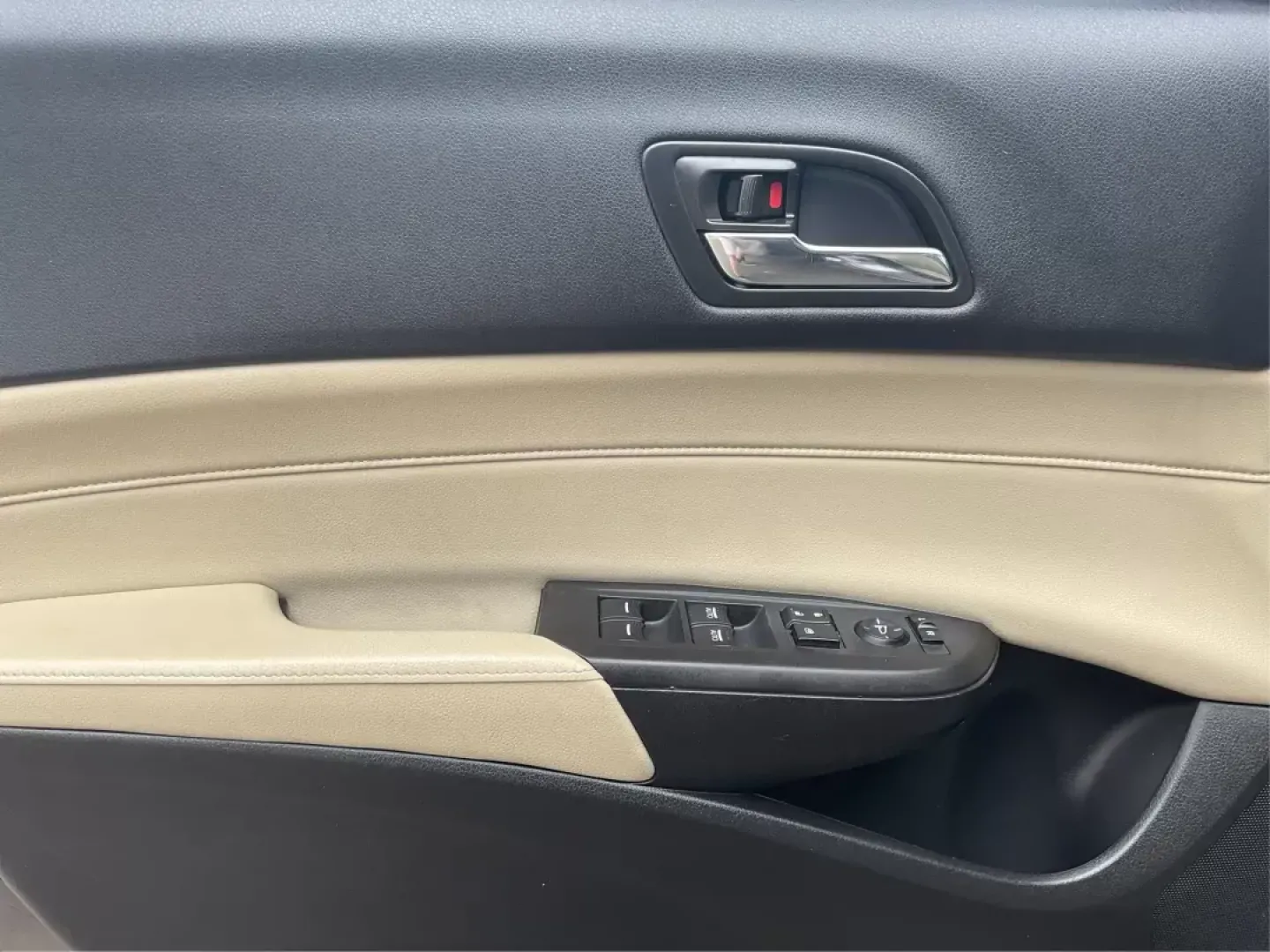 2013 Acura ILX 2.0L (19VDE1F7XDE) with an 2L I-4 i-VTEC variable valve control engine, located at 1230 East Main St, Xenia, OH, 45385, (937) 908-9800, 39.688026, -83.910172 - 2013 Acura ILX 2.0L - Photo#16