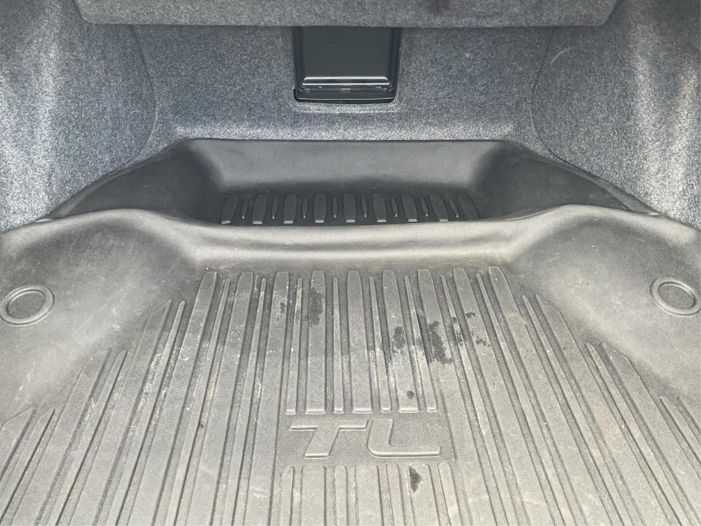 2013 Acura TL 3.5 (19UUA8F57DA) with an 3.5L V-6 variable valve control engine, located at 401 Woodman Dr, Riverside, OH, 45431, (937) 908-9800, 39.760899, -84.123421 - 2013 Acura TL 3.5 - Photo#11