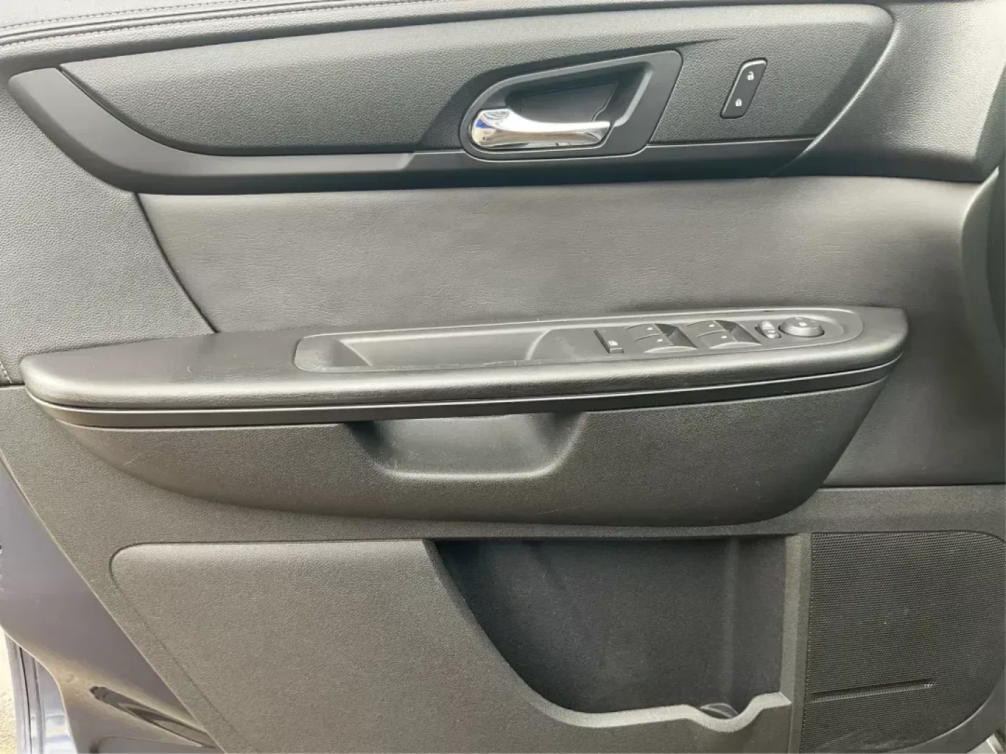 2013 Chevrolet Traverse 1LT (1GNKRGKD0DJ) with an 3.6L V-6 gasoline direct injection engine, located at 1951 S Dayton Lakeview Rd., New Carlisle, OH, 45344, (937) 908-9800, 39.890999, -84.050255 - **Embark on Your Next Adventure with the 2013 Chevrolet Traverse 1LT**<br /> <br /> Are you ready to elevate your family outings, road trips, or daily commutes? The 2013 Chevrolet Traverse 1LT is the perfect companion, designed for those seeking comfort, space, and versatility. With room for everyon - Photo#17