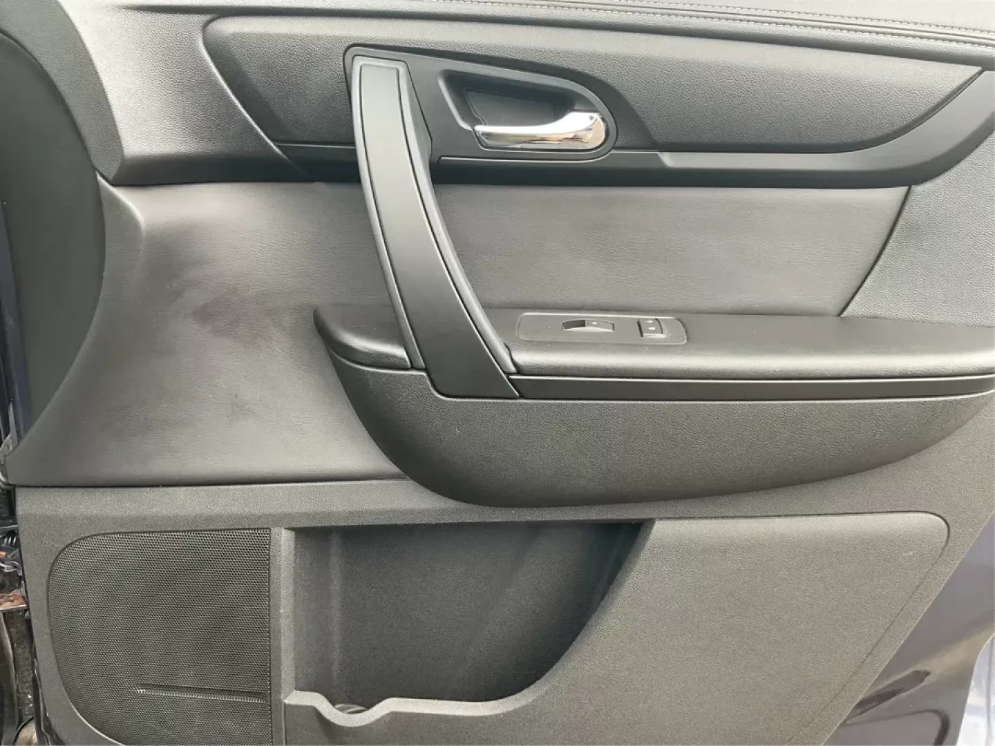 2013 Chevrolet Traverse 1LT (1GNKRGKD0DJ) with an 3.6L V-6 gasoline direct injection engine, located at 1951 S Dayton Lakeview Rd., New Carlisle, OH, 45344, (937) 908-9800, 39.890999, -84.050255 - **Embark on Your Next Adventure with the 2013 Chevrolet Traverse 1LT**<br /> <br /> Are you ready to elevate your family outings, road trips, or daily commutes? The 2013 Chevrolet Traverse 1LT is the perfect companion, designed for those seeking comfort, space, and versatility. With room for everyon - Photo#18
