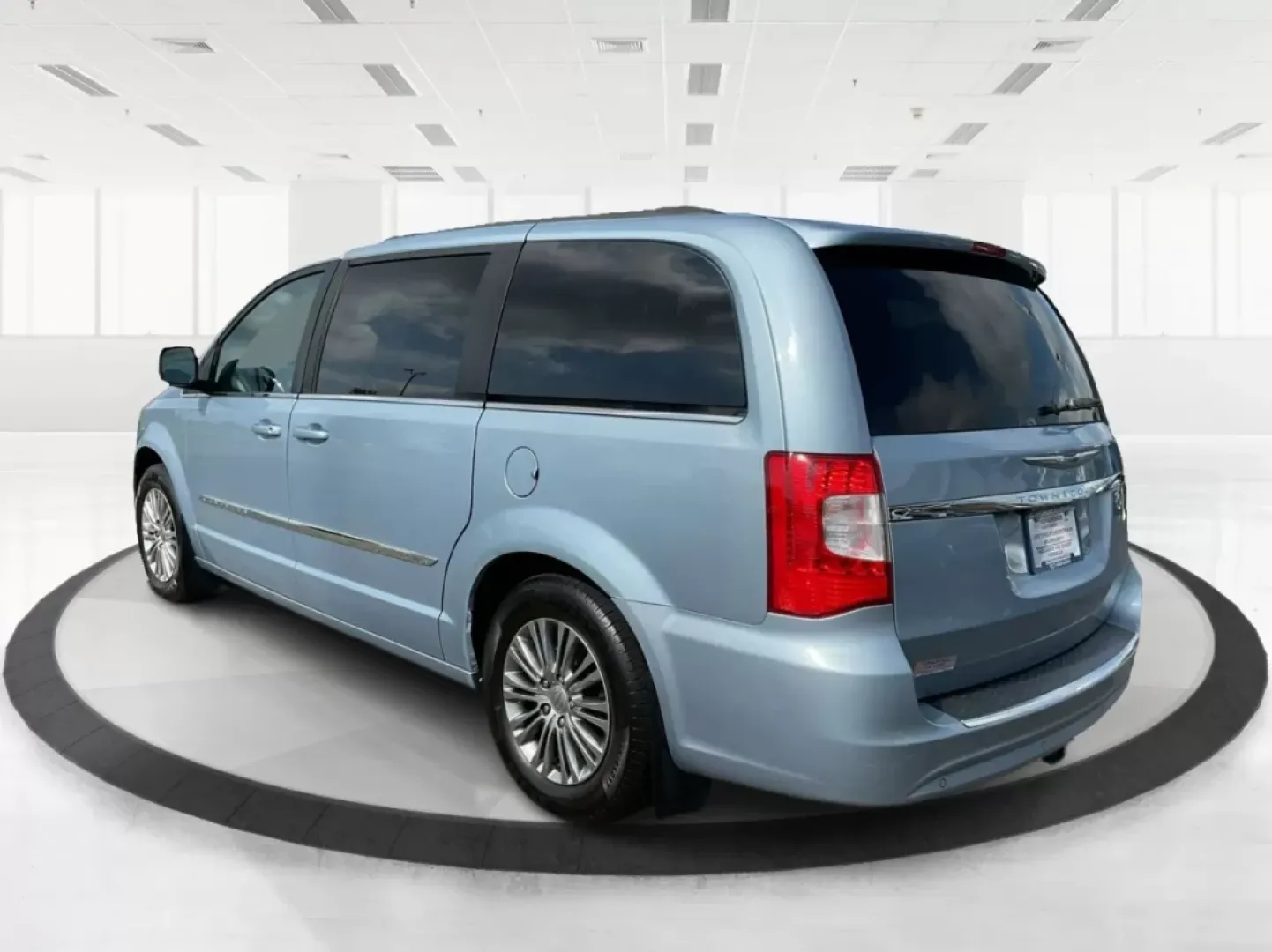2013 Chrysler Town and Country Touring-L (2C4RC1CG5DR) with an Pentastar 3.6L V-6 DOHC engine, located at 1099 N County Rd 25A, Troy, OH, 45373, (937) 908-9800, 40.057079, -84.212883 - **Drive Family Adventures in the 2013 Chrysler Town and Country Touring-L Your Perfect Companion for Fun and Functionality!**<br /> <br /> Are you searching for the ideal vehicle to accommodate your growing family or enhance your daily commutes? Look no further than the stunning 2013 Chrysler Tow - Photo#4