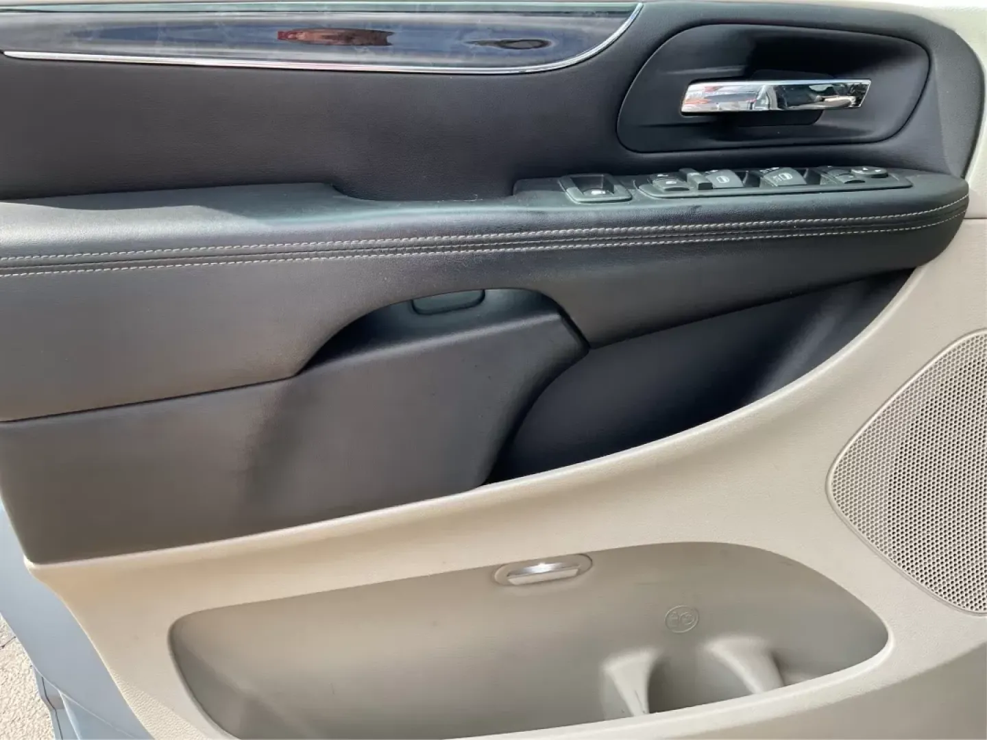 2013 Chrysler Town and Country Touring-L (2C4RC1CG5DR) with an Pentastar 3.6L V-6 DOHC engine, located at 1099 N County Rd 25A, Troy, OH, 45373, (937) 908-9800, 40.057079, -84.212883 - **Drive Family Adventures in the 2013 Chrysler Town and Country Touring-L Your Perfect Companion for Fun and Functionality!**<br /> <br /> Are you searching for the ideal vehicle to accommodate your growing family or enhance your daily commutes? Look no further than the stunning 2013 Chrysler Tow - Photo#19
