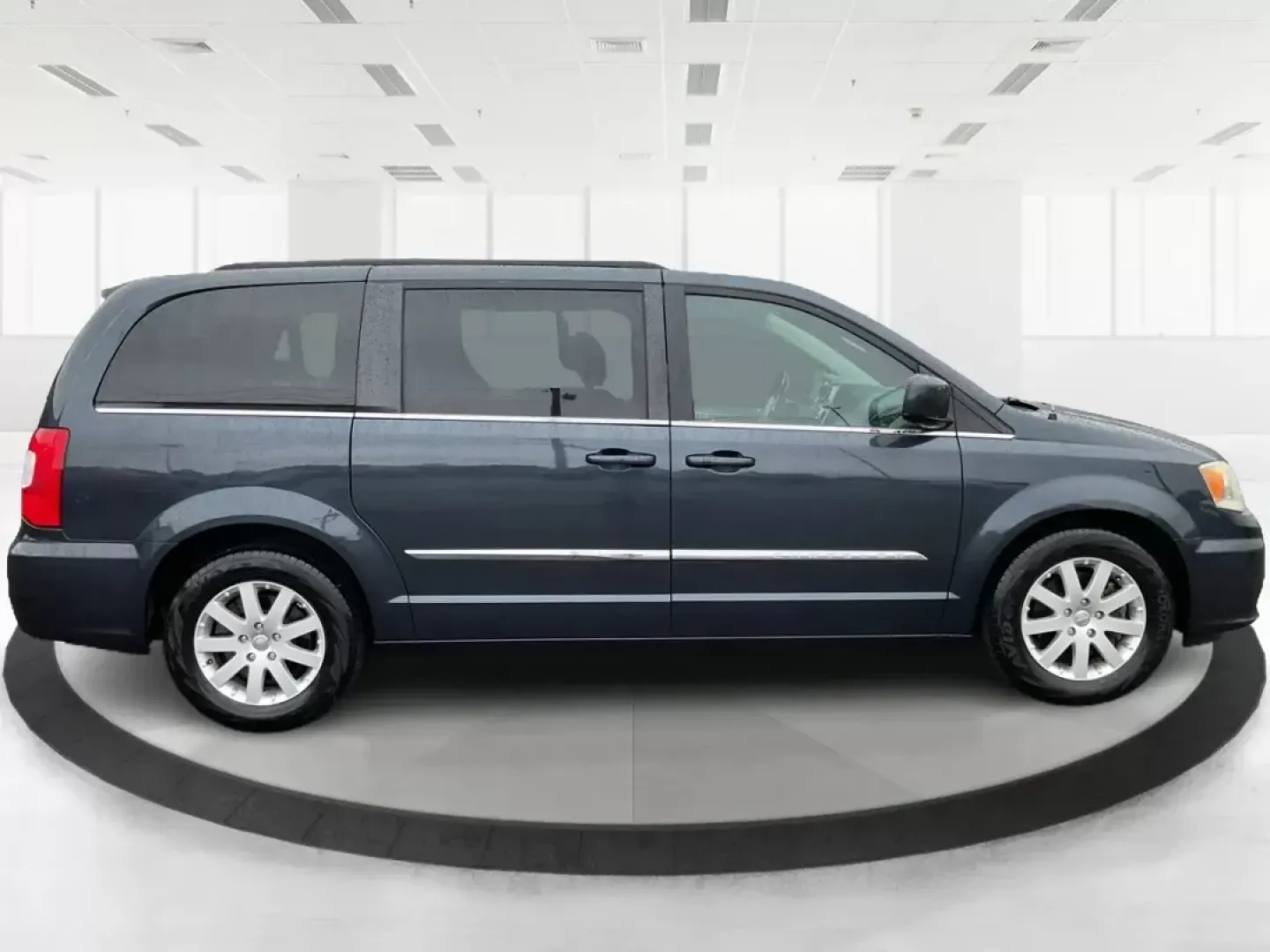 2013 Chrysler Town and Country Touring (2C4RC1BG5DR) with an Pentastar 3.6L V-6 DOHC engine, located at 4508 South Dixie Dr, Moraine, OH, 45439, (937) 908-9800, 39.689976, -84.218452 - **Discover the Family-Friendly 2013 Chrysler Town and Country Touring at Advantage Car and Credit in Fairborn, OH!**<br /> <br /> Are you in the market for a spacious and reliable vehicle that caters to your family's adventures? Look no further than the 2013 Chrysler Town and Country Touring, a - Photo#1