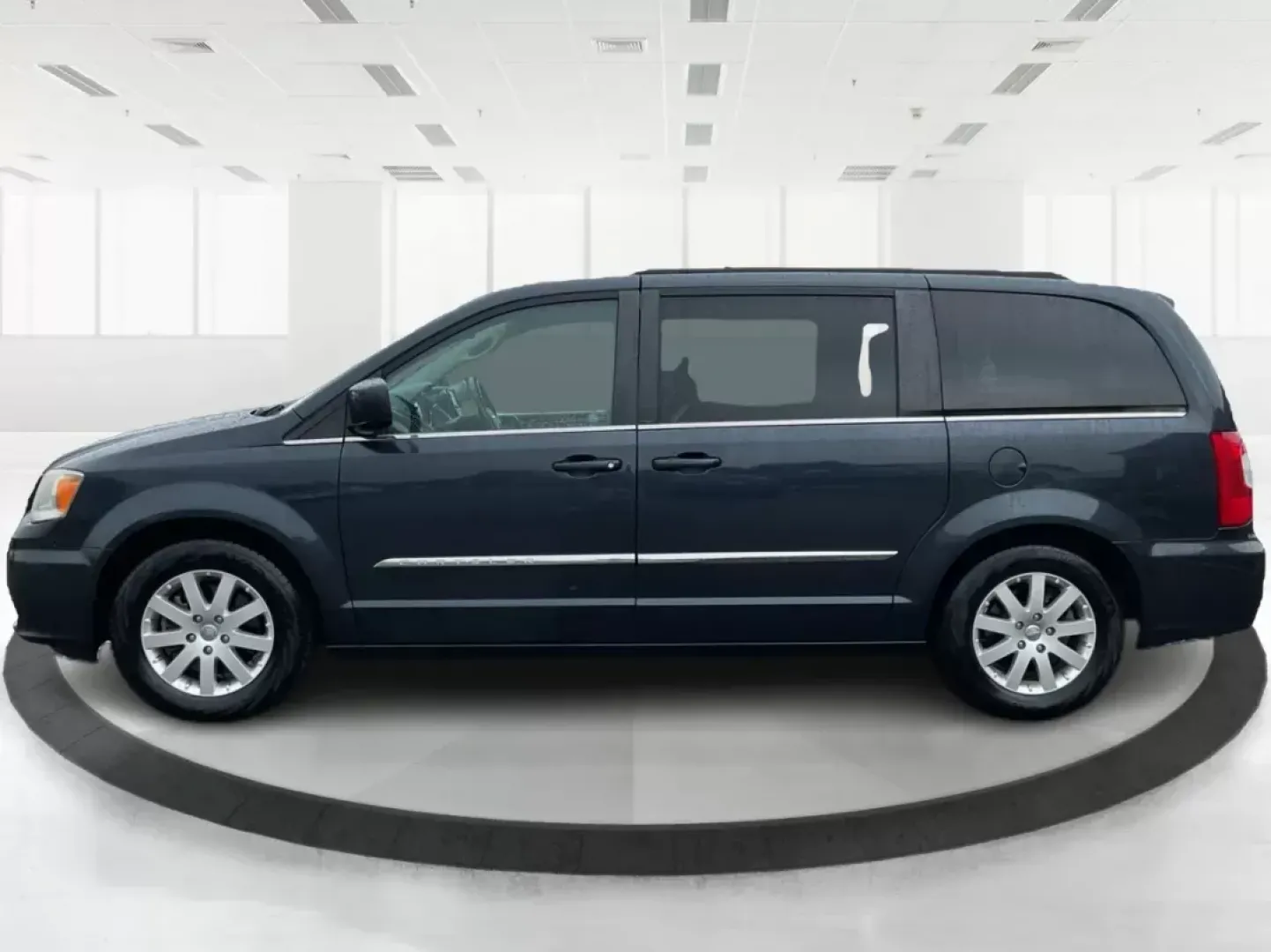 2013 Chrysler Town and Country Touring (2C4RC1BG5DR) with an Pentastar 3.6L V-6 DOHC engine, located at 4508 South Dixie Dr, Moraine, OH, 45439, (937) 908-9800, 39.689976, -84.218452 - **Discover the Family-Friendly 2013 Chrysler Town and Country Touring at Advantage Car and Credit in Fairborn, OH!**<br /> <br /> Are you in the market for a spacious and reliable vehicle that caters to your family's adventures? Look no further than the 2013 Chrysler Town and Country Touring, a - Photo#5