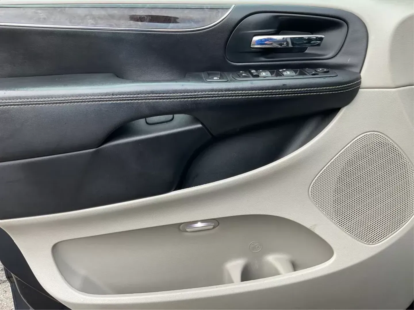 2013 Chrysler Town and Country Touring (2C4RC1BG5DR) with an Pentastar 3.6L V-6 DOHC engine, located at 4508 South Dixie Dr, Moraine, OH, 45439, (937) 908-9800, 39.689976, -84.218452 - **Discover the Family-Friendly 2013 Chrysler Town and Country Touring at Advantage Car and Credit in Fairborn, OH!**<br /> <br /> Are you in the market for a spacious and reliable vehicle that caters to your family's adventures? Look no further than the 2013 Chrysler Town and Country Touring, a - Photo#18