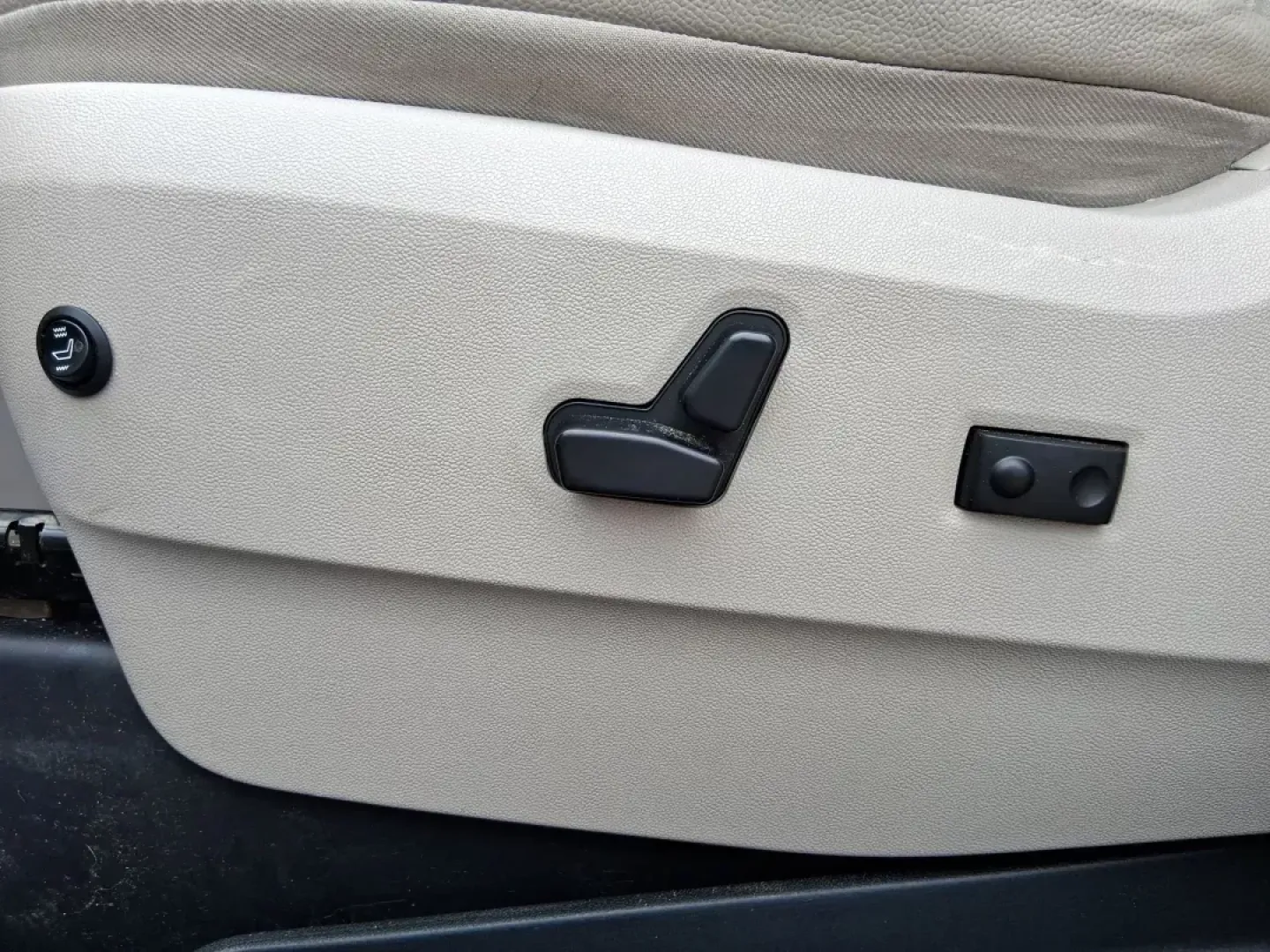 2013 Chrysler Town and Country Touring (2C4RC1BG5DR) with an Pentastar 3.6L V-6 DOHC engine, located at 401 Woodman Dr, Riverside, OH, 45431, (937) 908-9800, 39.760899, -84.123421 - **Discover Your Family's Next Adventure with the 2013 Chrysler Town and Country at Advantage Car and Credit!**<br /> <br /> Are you searching for a reliable vehicle that accommodates your growing family while offering style, comfort, and versatility? Look no further! At Advantage Car and Credit, l - Photo#17