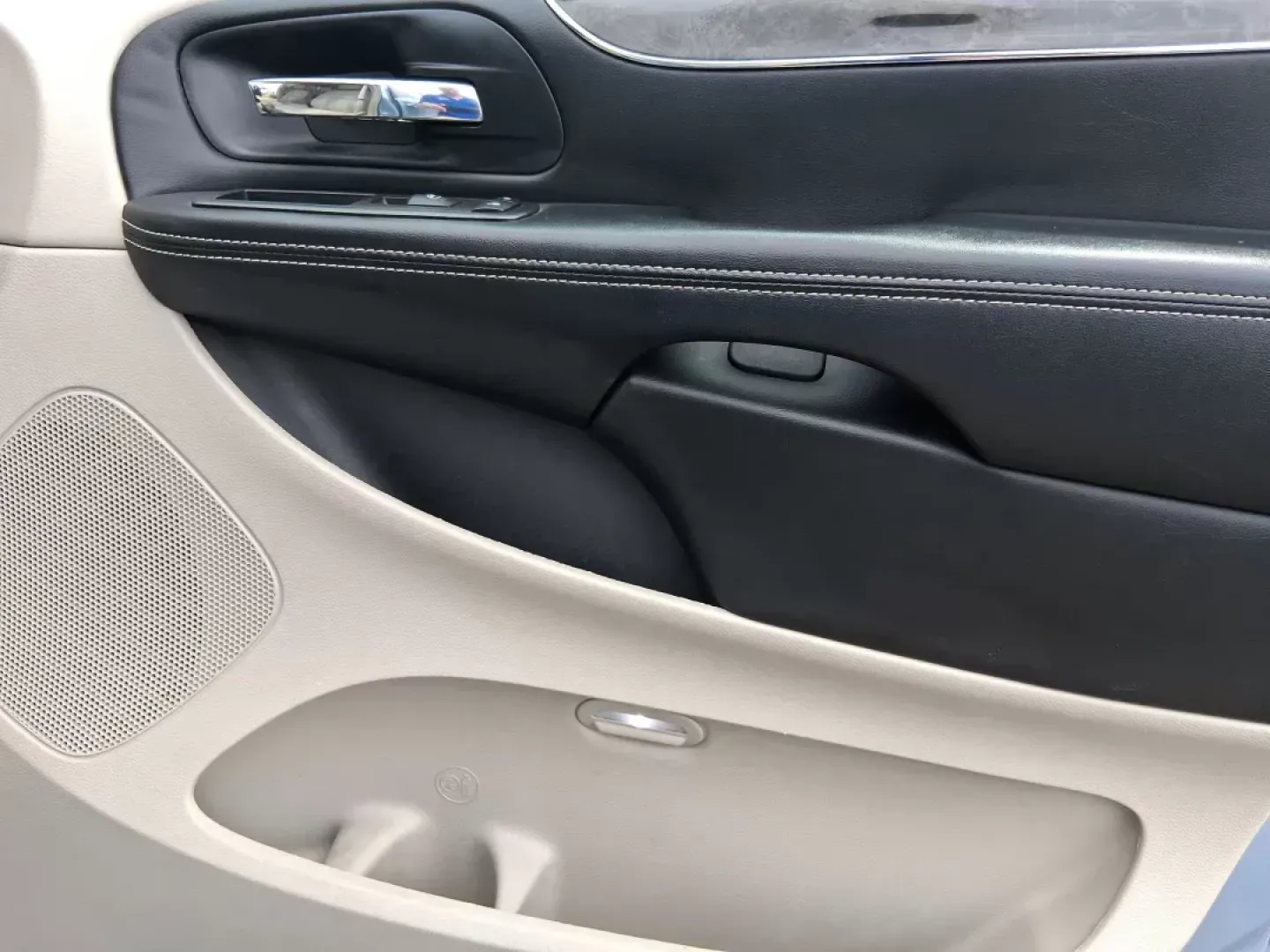 2013 Chrysler Town and Country Touring (2C4RC1BG5DR) with an Pentastar 3.6L V-6 DOHC engine, located at 401 Woodman Dr, Riverside, OH, 45431, (937) 908-9800, 39.760899, -84.123421 - **Discover Your Family's Next Adventure with the 2013 Chrysler Town and Country at Advantage Car and Credit!**<br /> <br /> Are you searching for a reliable vehicle that accommodates your growing family while offering style, comfort, and versatility? Look no further! At Advantage Car and Credit, l - Photo#19