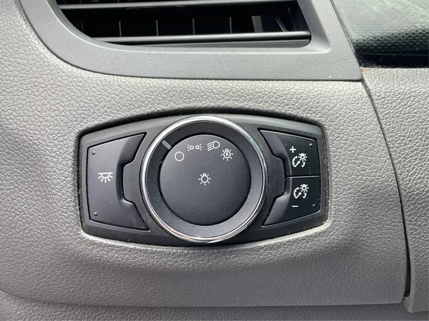 2013 Ford Edge SE (2FMDK3GC6DB) with an Other engine, located at 880 E. National Road, Vandalia, OH, 45377, (937) 908-9800, 39.891918, -84.183594 - **Discover Your Next Adventure with the 2013 Ford Edge SE A Perfect Family SUV!**<br /> <br /> Are you searching for a reliable and stylish SUV to elevate your family's adventures? The 2013 Ford Edge SE, available at Advantage Car and Credit in Fairborn, OH, is the ideal vehicle for families and in - Photo#16
