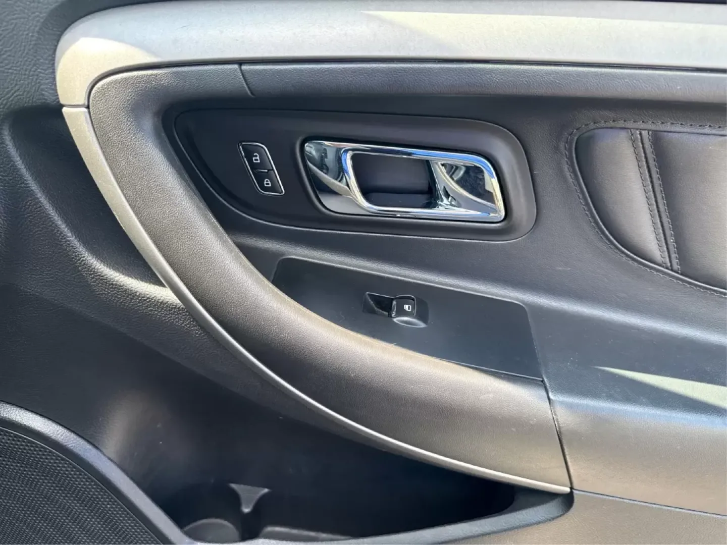 2013 Ford Taurus SEL (1FAHP2E87DG) with an EcoBoost 2L I-4 gasoline direct injection engine, located at 1099 N County Rd 25A, Troy, OH, 45373, (937) 908-9800, 40.057079, -84.212883 - ### Discover Your Next Adventure with the 2013 Ford Taurus SEL from Advantage Car and Credit!<br /> <br /> Are you seeking a reliable and stylish sedan for your daily commute, family road trips, or weekend adventures? Look no further! The 2013 Ford Taurus SEL, available at Advantage Car and Credit i - Photo#20