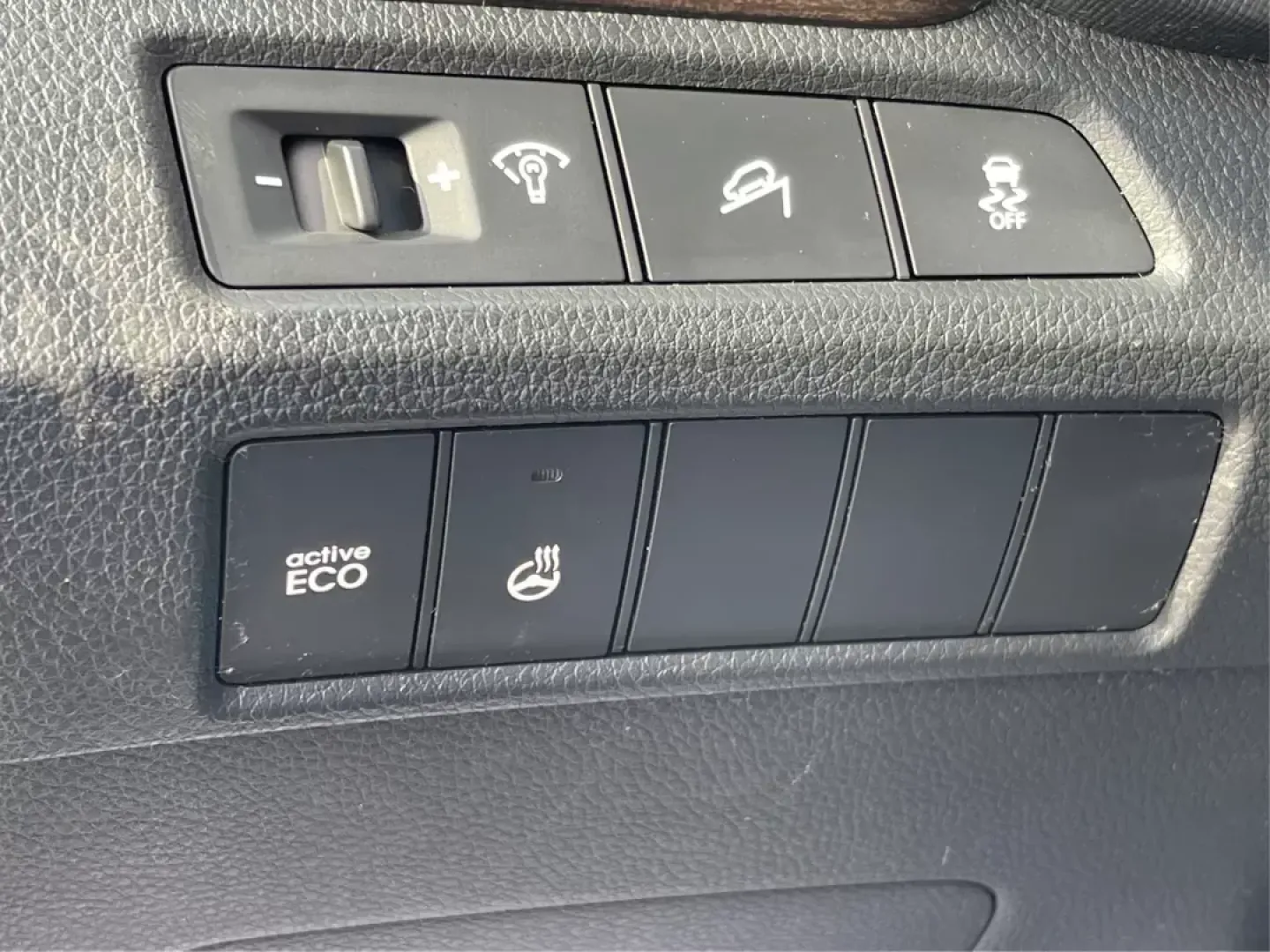 2013 Hyundai Santa Fe Sport 2.0T (5XYZW3LA4DG) with an Theta II 2L I-4 gasoline direct injection engine, located at 1184 Kauffman Ave, Fairborn, OH, 45324, (937) 908-9800, 39.807072, -84.030914 - **Experience Adventure and Comfort with the 2013 Hyundai Santa Fe Sport 2.0T at Advantage Car and Credit!**<br /> <br /> Are you ready to elevate your driving experience? Whether you're navigating the hustle and bustle of daily commutes or planning a spontaneous weekend getaway, the 2013 Hyundai San - Photo#16