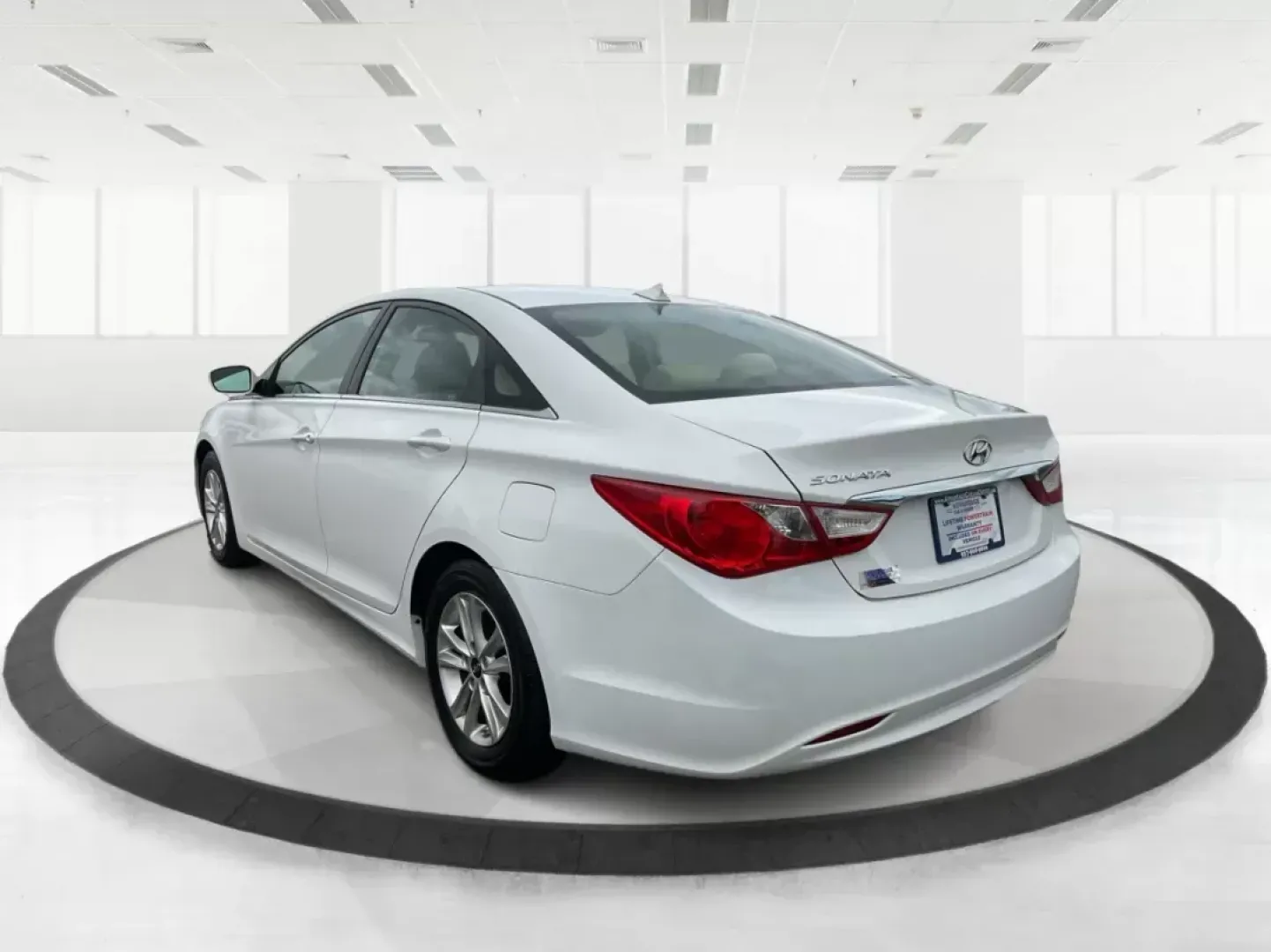 2013 Hyundai Sonata GLS (5NPEB4ACXDH) with an 2.4L I-4 gasoline direct injection engine, located at 1951 S Dayton Lakeview Rd., New Carlisle, OH, 45344, (937) 908-9800, 39.890999, -84.050255 - 2013 Hyundai Sonata GLS - Photo#5