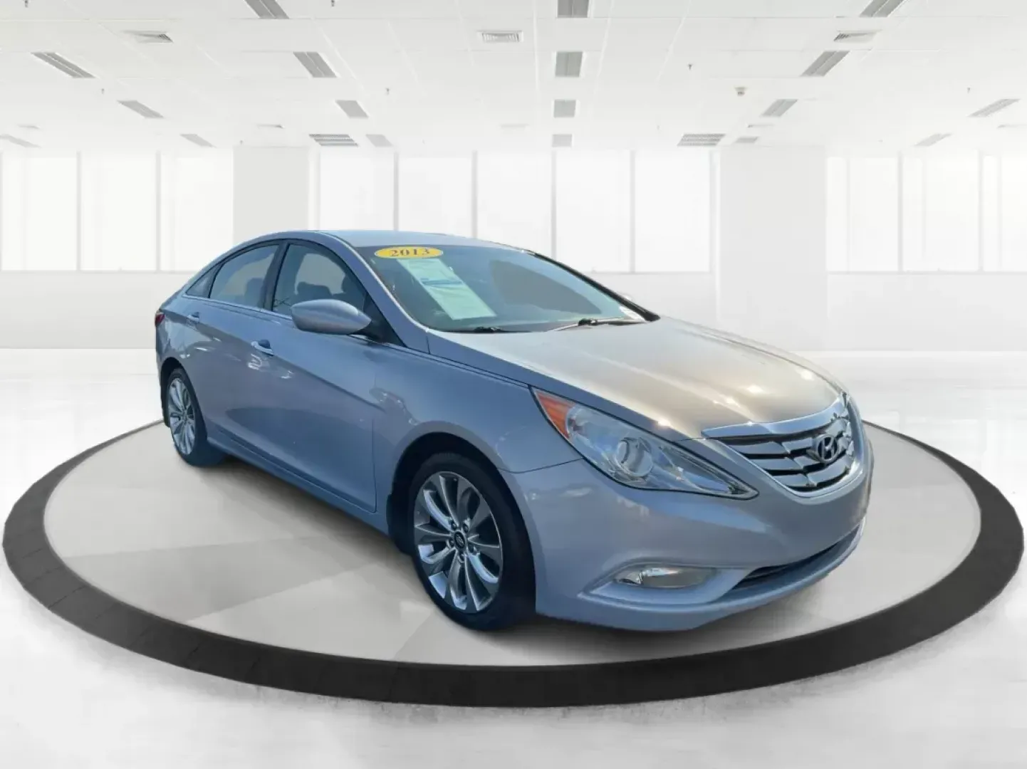 2013 Hyundai Sonata SE (5NPEC4AC8DH) with an 2.4L I-4 gasoline direct injection engine, located at 880 E. National Road, Vandalia, OH, 45377, (937) 908-9800, 39.891918, -84.183594 - **Drive Your Future with the 2013 Hyundai Sonata SE: Perfect for Fairborn Commuters!**<br /> <br /> Are you ready to elevate your driving experience? The 2013 Hyundai Sonata SE is here, perfect for those long commutes or weekend getaways. With its stylish design and spacious interior, this sedan is - Photo#0