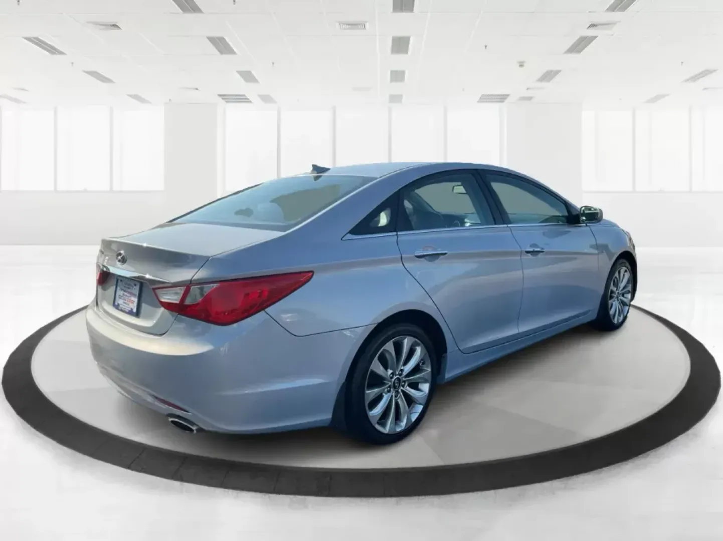 2013 Hyundai Sonata SE (5NPEC4AC8DH) with an 2.4L I-4 gasoline direct injection engine, located at 880 E. National Road, Vandalia, OH, 45377, (937) 908-9800, 39.891918, -84.183594 - **Drive Your Future with the 2013 Hyundai Sonata SE: Perfect for Fairborn Commuters!**<br /> <br /> Are you ready to elevate your driving experience? The 2013 Hyundai Sonata SE is here, perfect for those long commutes or weekend getaways. With its stylish design and spacious interior, this sedan is - Photo#2