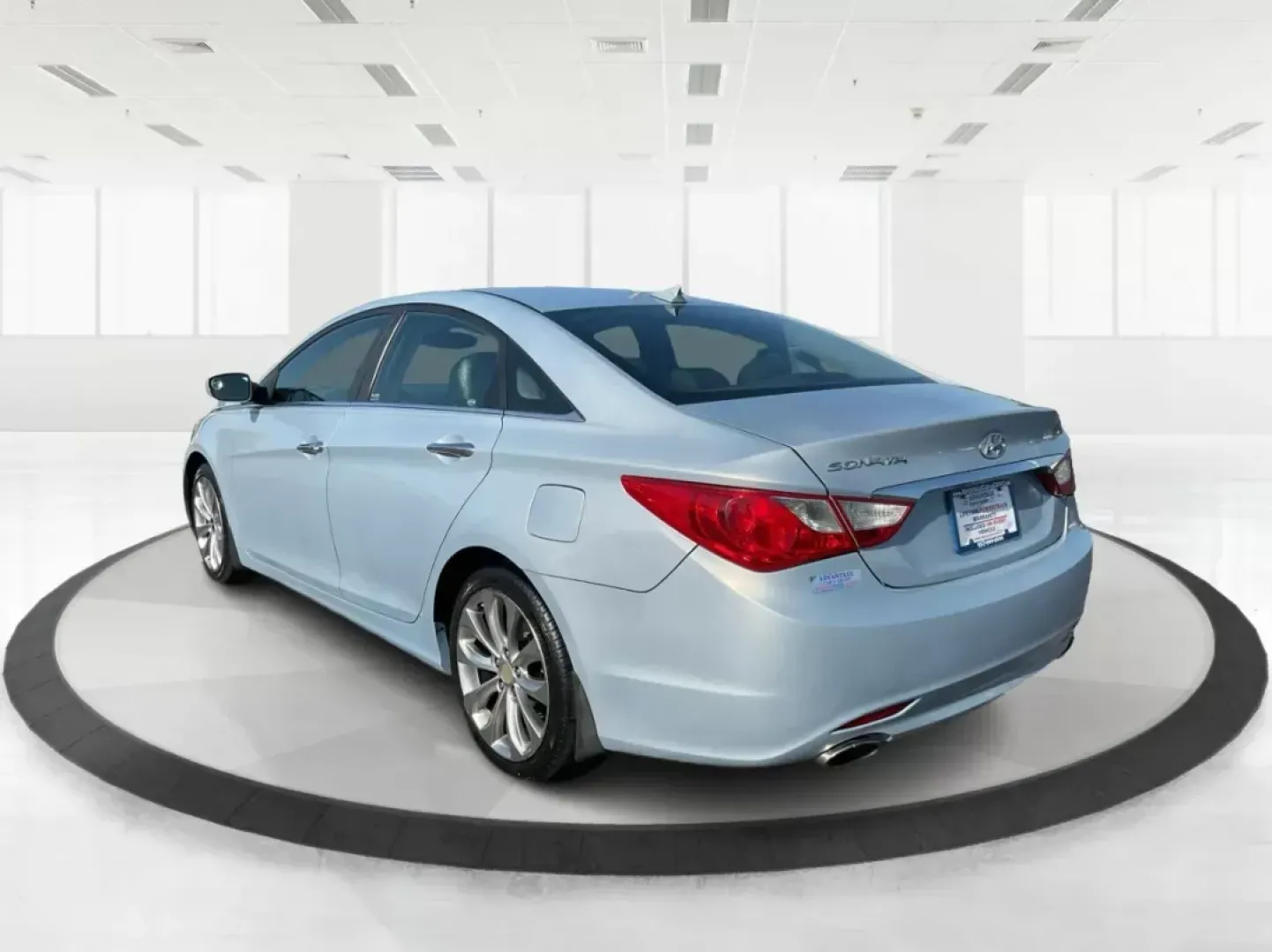 2013 Hyundai Sonata SE (5NPEC4AC8DH) with an 2.4L I-4 gasoline direct injection engine, located at 880 E. National Road, Vandalia, OH, 45377, (937) 908-9800, 39.891918, -84.183594 - **Drive Your Future with the 2013 Hyundai Sonata SE: Perfect for Fairborn Commuters!**<br /> <br /> Are you ready to elevate your driving experience? The 2013 Hyundai Sonata SE is here, perfect for those long commutes or weekend getaways. With its stylish design and spacious interior, this sedan is - Photo#4