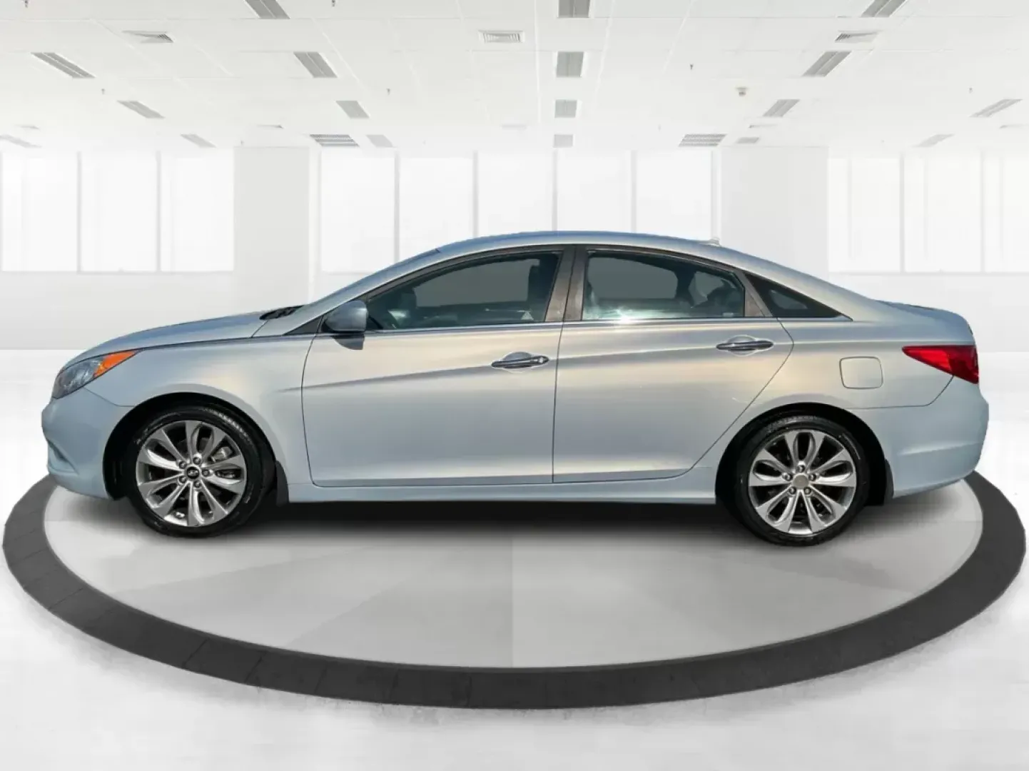 2013 Hyundai Sonata SE (5NPEC4AC8DH) with an 2.4L I-4 gasoline direct injection engine, located at 880 E. National Road, Vandalia, OH, 45377, (937) 908-9800, 39.891918, -84.183594 - **Drive Your Future with the 2013 Hyundai Sonata SE: Perfect for Fairborn Commuters!**<br /> <br /> Are you ready to elevate your driving experience? The 2013 Hyundai Sonata SE is here, perfect for those long commutes or weekend getaways. With its stylish design and spacious interior, this sedan is - Photo#5