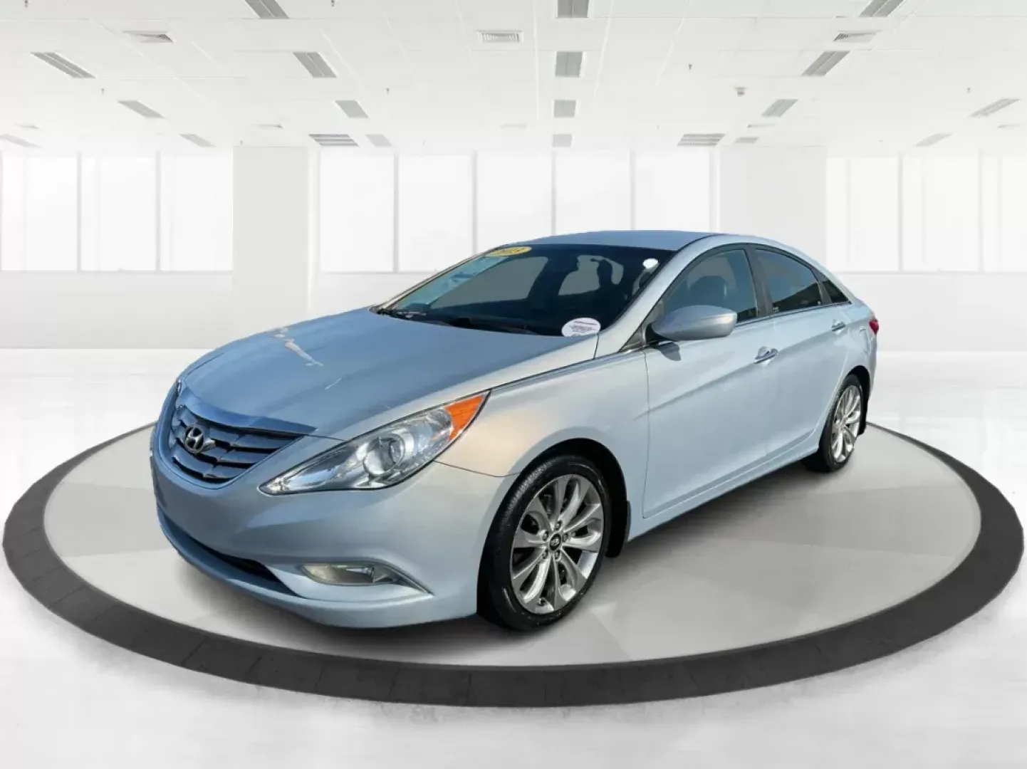 2013 Hyundai Sonata SE (5NPEC4AC8DH) with an 2.4L I-4 gasoline direct injection engine, located at 880 E. National Road, Vandalia, OH, 45377, (937) 908-9800, 39.891918, -84.183594 - **Drive Your Future with the 2013 Hyundai Sonata SE: Perfect for Fairborn Commuters!**<br /> <br /> Are you ready to elevate your driving experience? The 2013 Hyundai Sonata SE is here, perfect for those long commutes or weekend getaways. With its stylish design and spacious interior, this sedan is - Photo#7