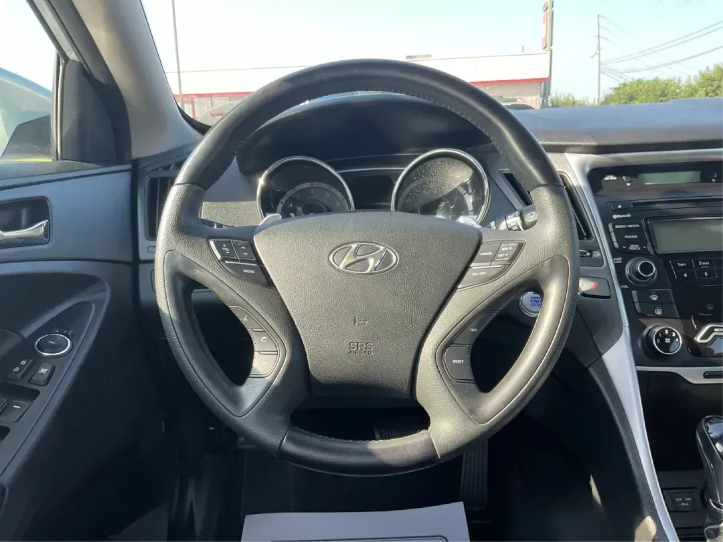 2013 Hyundai Sonata SE (5NPEC4AC8DH) with an 2.4L I-4 gasoline direct injection engine, located at 880 E. National Road, Vandalia, OH, 45377, (937) 908-9800, 39.891918, -84.183594 - **Drive Your Future with the 2013 Hyundai Sonata SE: Perfect for Fairborn Commuters!**<br /> <br /> Are you ready to elevate your driving experience? The 2013 Hyundai Sonata SE is here, perfect for those long commutes or weekend getaways. With its stylish design and spacious interior, this sedan is - Photo#15
